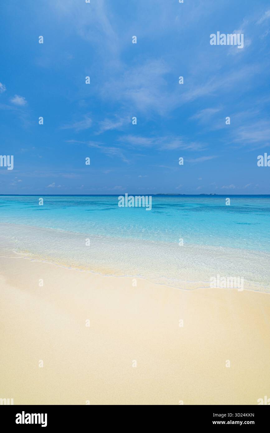 Paysage de plage ensoleillé avec l'eau de l'océan calme sable blanc ciel bleu clair relaxant paysage d'île tropicale destination de voyage populaire nature fond Banque D'Images