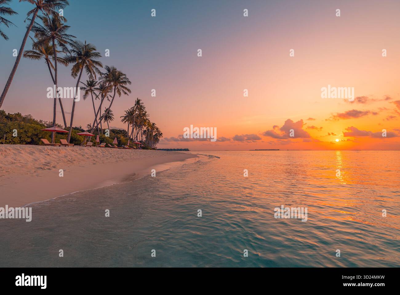 Coucher de soleil sur la plage de l'île tropicale de rêve avec océan immaculé, palmiers du ciel romantiques colorés calme atmosphère paradisiaque. Côte exotique tranquille et sereine Banque D'Images
