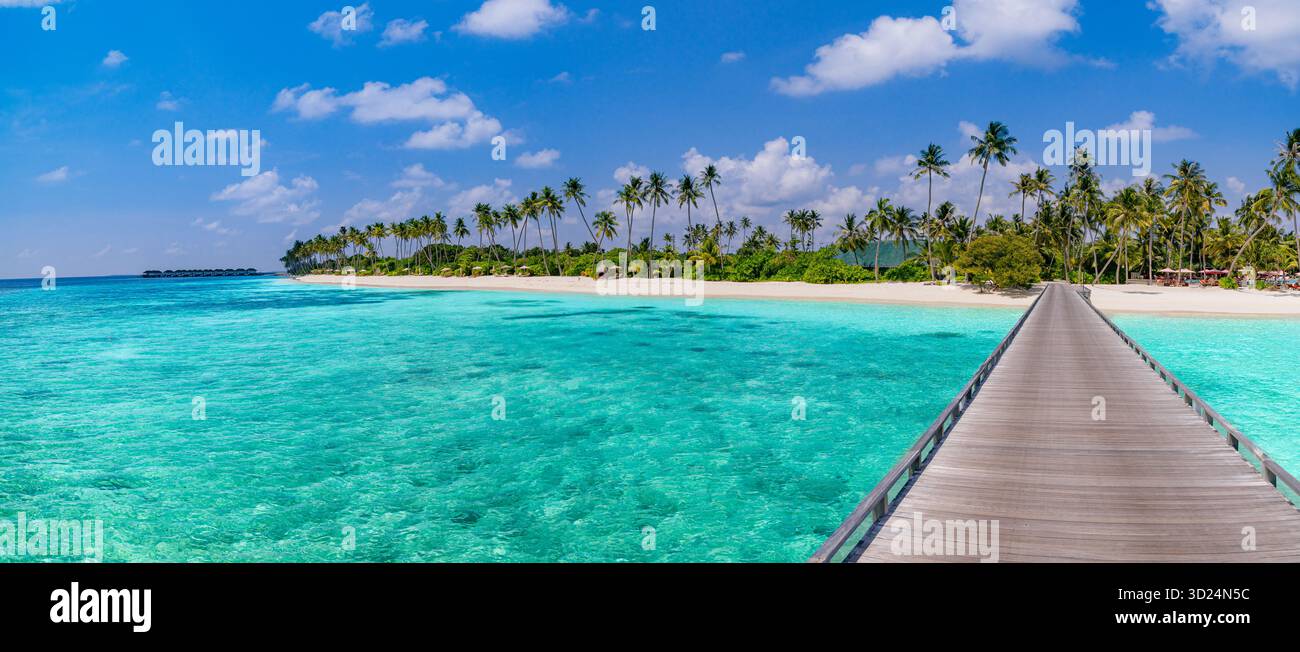 Plage de villégiature tropicale panoramique à couper le souffle avec jetée menant à l'île paradisiaque rivage soleil ciel bleu vacances d'été pittoresque. Destination exotique Banque D'Images