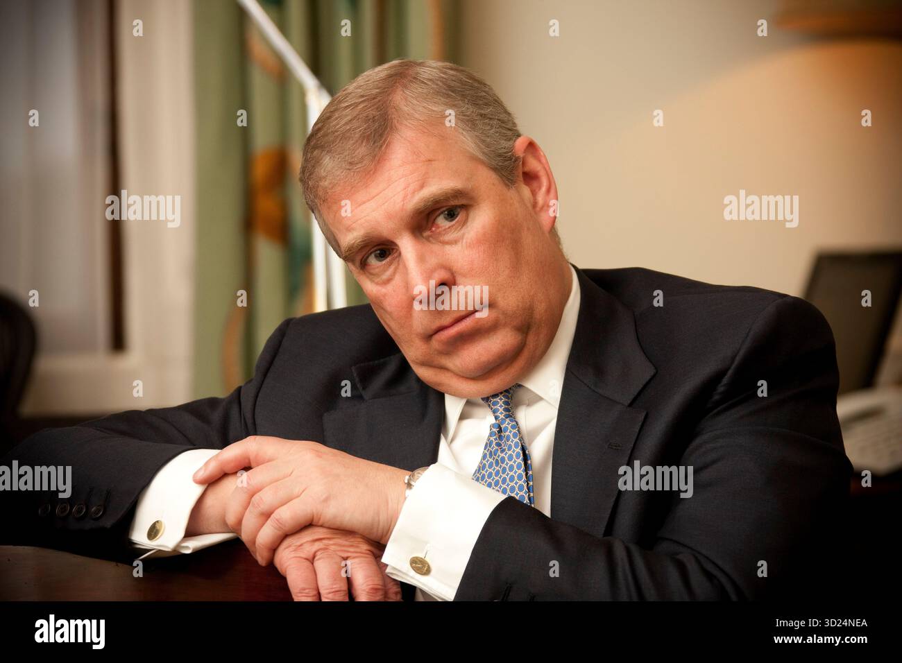 Le prince Andrew (Andrew Albert Christian Edward ; né le 19 février 1960) est un membre de la famille royale britannique. Il est le troisième enfant et le deuxième fils de la reine Elizabeth II et du prince Philip, duc d'Édimbourg, et un frère cadet du roi Charles III à la naissance Andrew était le deuxième dans la lignée de succession au trône britannique Banque D'Images