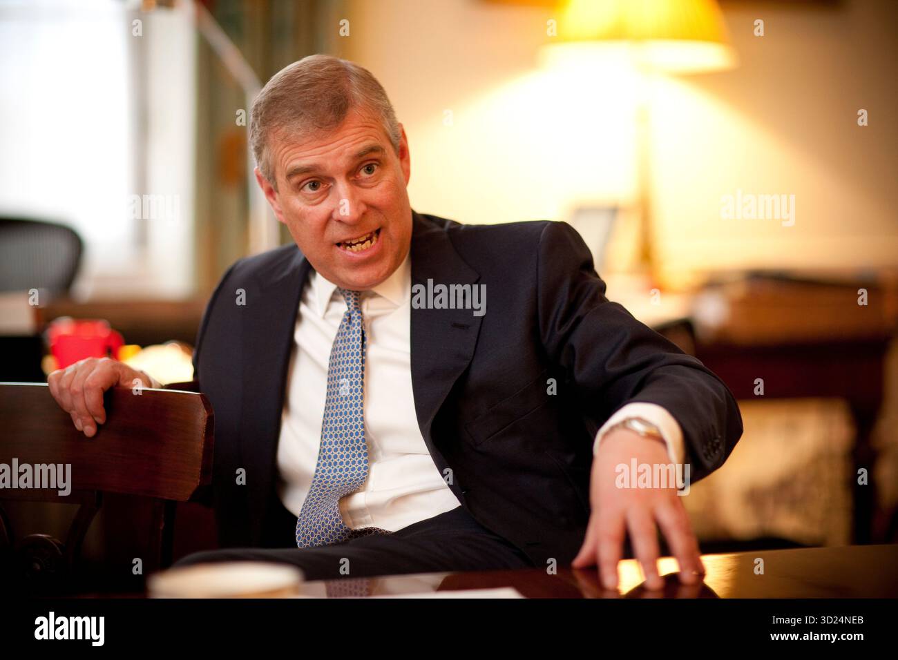 Le prince Andrew (Andrew Albert Christian Edward ; né le 19 février 1960) est un membre de la famille royale britannique. Il est le troisième enfant et le deuxième fils de la reine Elizabeth II et du prince Philip, duc d'Édimbourg, et un frère cadet du roi Charles III à la naissance Andrew était le deuxième dans la lignée de succession au trône britannique Banque D'Images