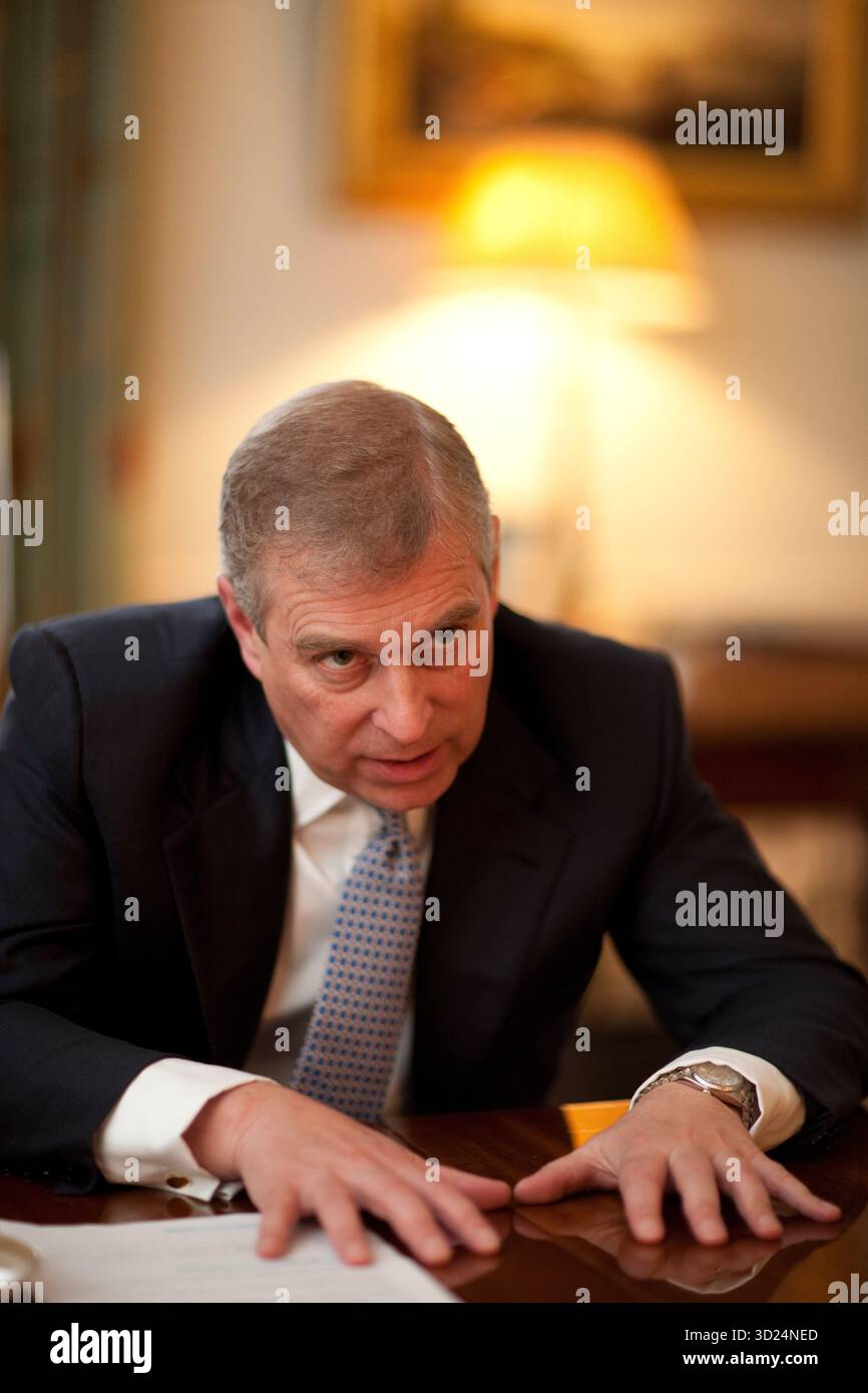 Le prince Andrew (Andrew Albert Christian Edward ; né le 19 février 1960) est un membre de la famille royale britannique. Il est le troisième enfant et le deuxième fils de la reine Elizabeth II et du prince Philip, duc d'Édimbourg, et un frère cadet du roi Charles III à la naissance Andrew était le deuxième dans la lignée de succession au trône britannique Banque D'Images