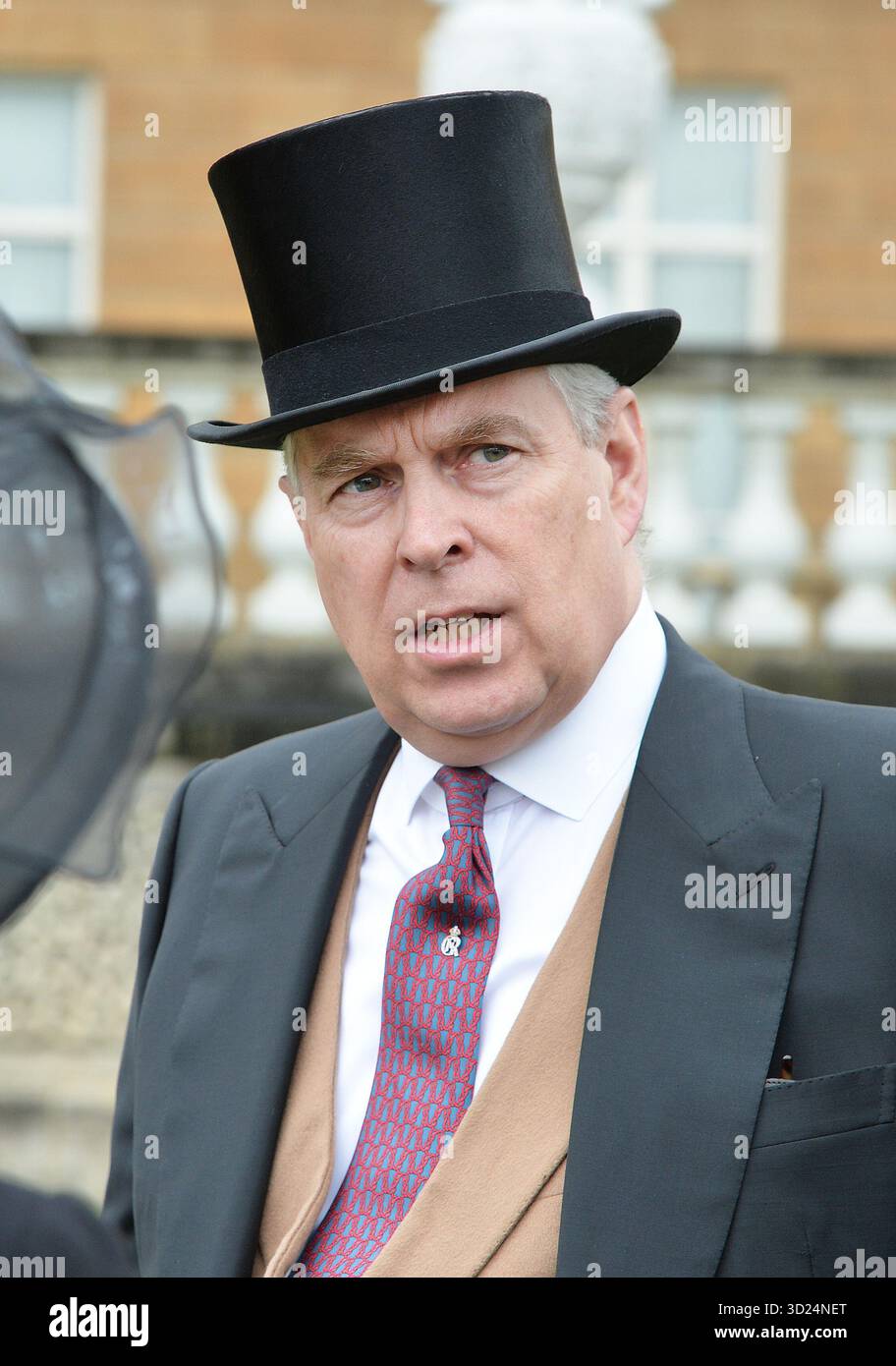 Le prince Andrew (Andrew Albert Christian Edward ; né le 19 février 1960) est un membre de la famille royale britannique. Il est le troisième enfant et le deuxième fils de la reine Elizabeth II et du prince Philip, duc d'Édimbourg, et un frère cadet du roi Charles III à la naissance Andrew était le deuxième dans la lignée de succession au trône britannique Banque D'Images