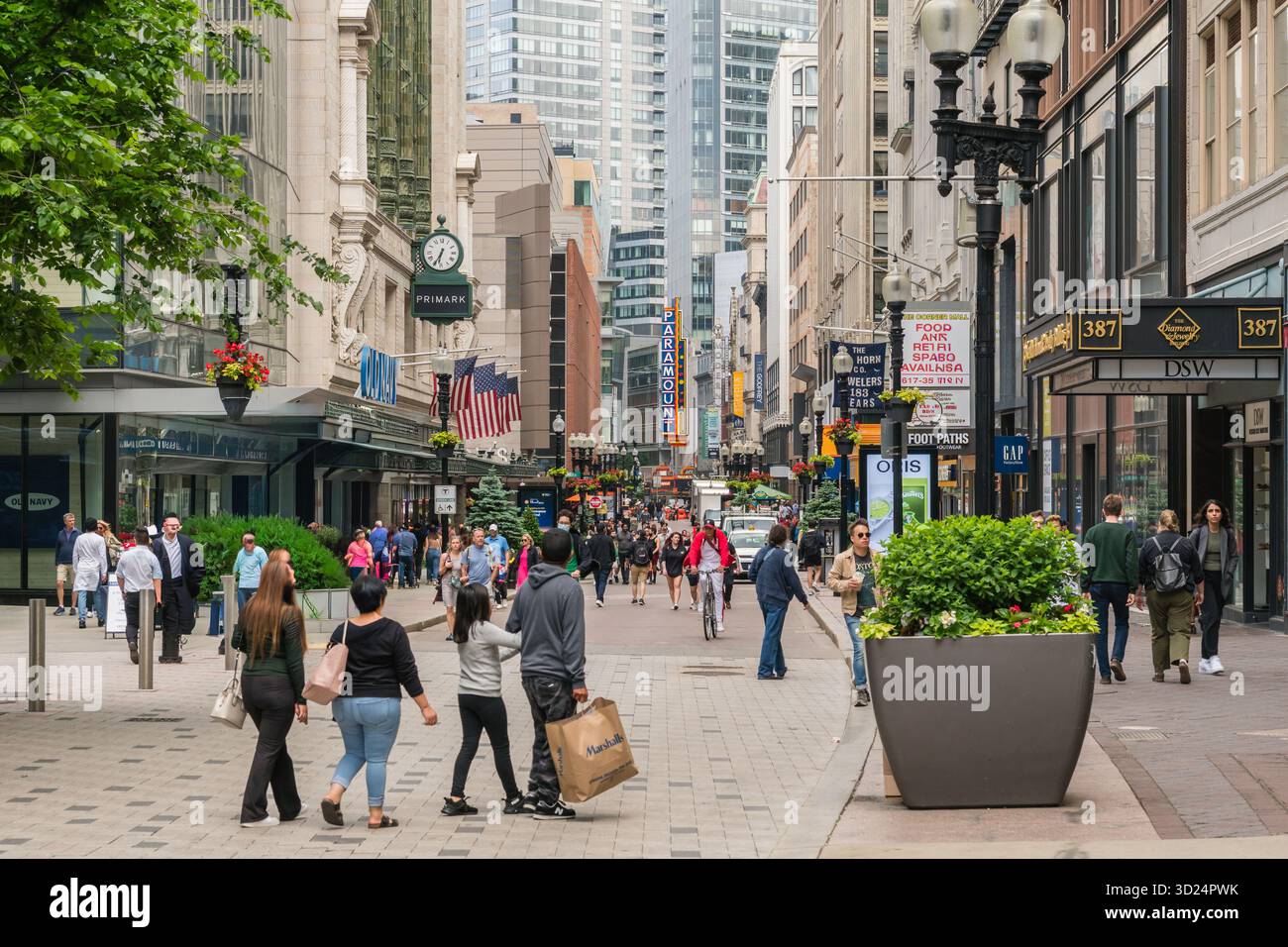 Boston, ma, États-Unis-10 juin 2023 : les acheteurs marchent dans la zone piétonne animée de Washington Street connue sous le nom de Downtown Crossing. Banque D'Images