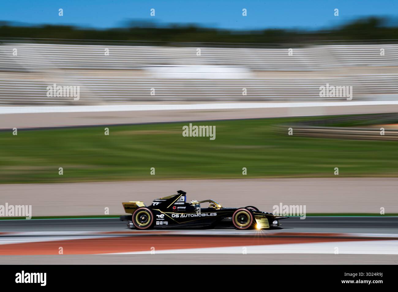 77 BARNARD Taylor (gbr), DS Penske, DS E-TENSE FE25, action lors des essais de pré-saison de Valence 2025 du Championnat du monde ABB FIA Formula E 2025-26, sur le circuit Ricardo Tormo du 27 au 31 octobre 2025 à Cheste, Espagne - photo Fabrizio Boldoni / DPPI crédit : DPPI Media/Alamy Live News Banque D'Images