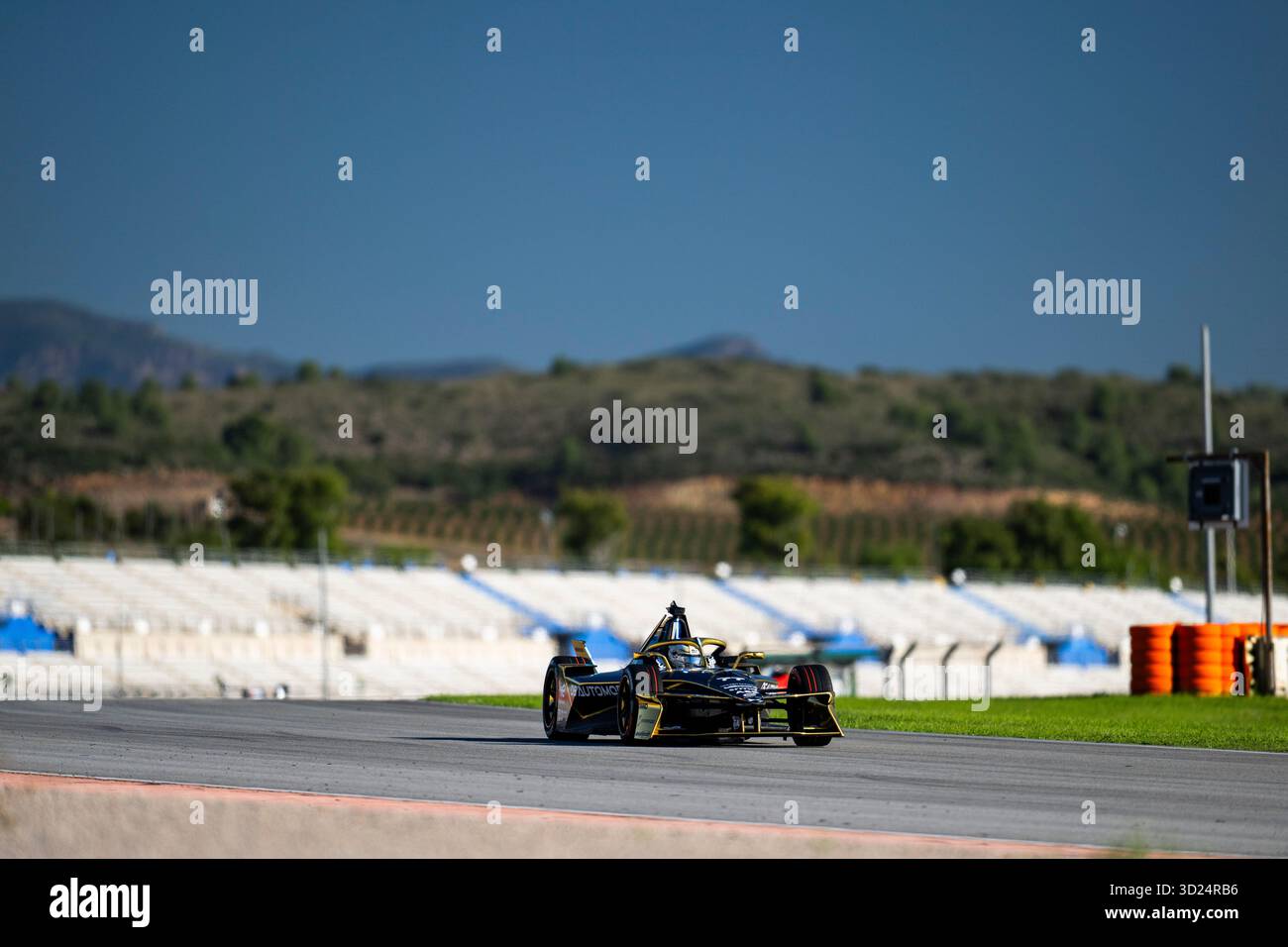 77 BARNARD Taylor (gbr), DS Penske, DS E-TENSE FE25, action lors des essais de pré-saison de Valence 2025 du Championnat du monde ABB FIA Formula E 2025-26, sur le circuit Ricardo Tormo du 27 au 31 octobre 2025 à Cheste, Espagne - photo Fabrizio Boldoni / DPPI crédit : DPPI Media/Alamy Live News Banque D'Images