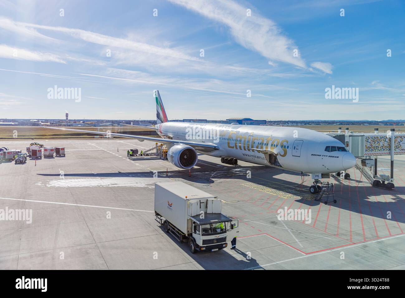 Emirates Airlines avion avant le décollage préparation de voyage aéroport piste aviation scène commercial vol concept de transport. Budapest 24.03.14 Banque D'Images