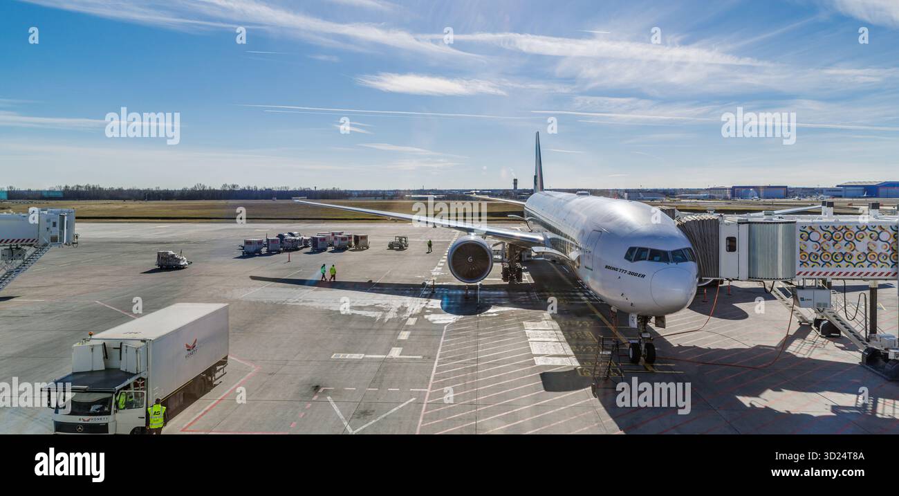 Les avions Emirates Airlines attendent au terminal de l'aéroport avant le départ de l'aviation moderne voyage transport commercial scène de vol Banque D'Images