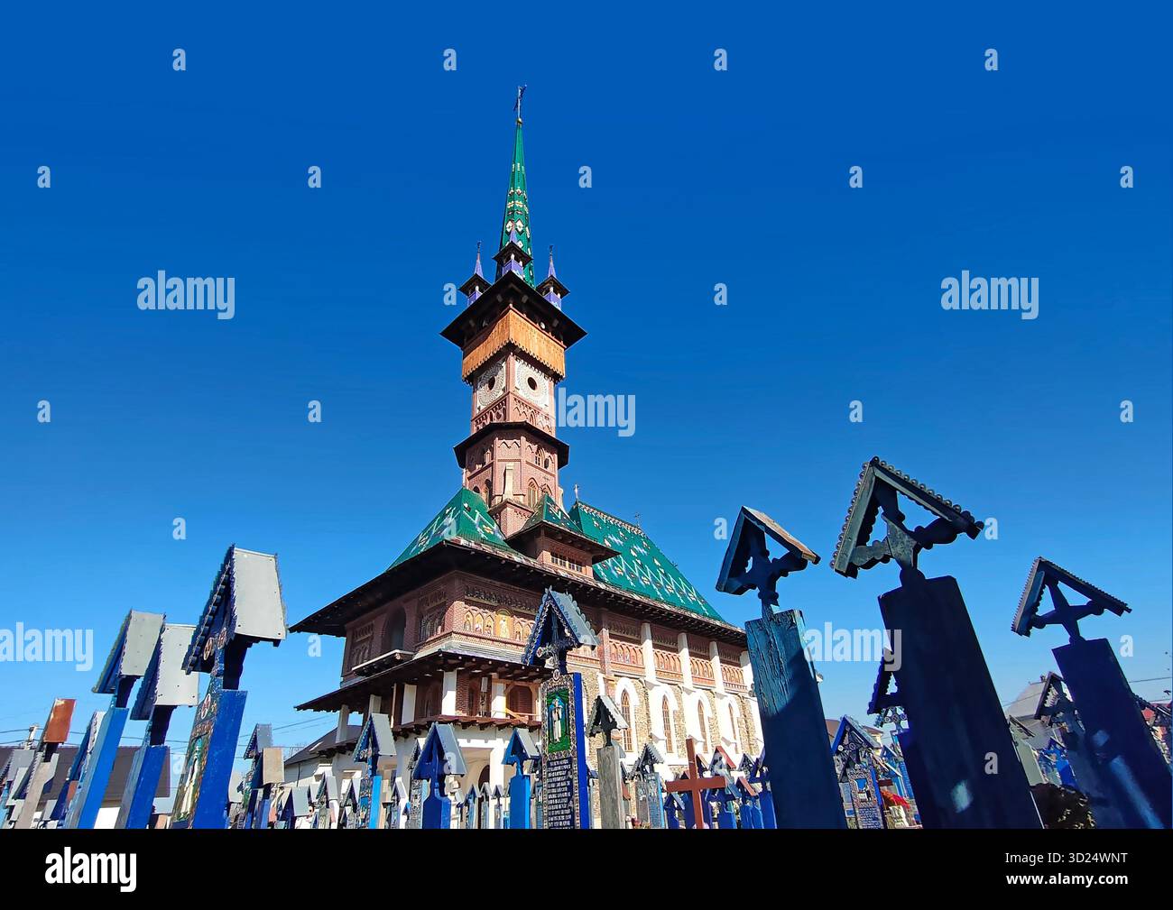 Église du joyeux cimetière du village de Săpânţa, comté de Maramureş, Roumanie (Biserica de la Cimitirul Vesel din Săpânța, Maramureș, Roumanie) Banque D'Images