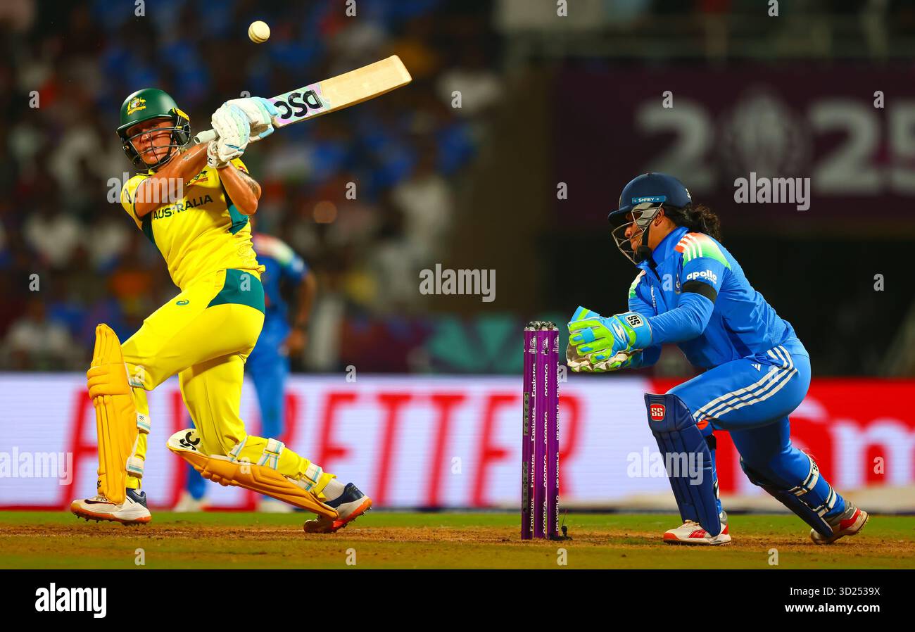 Ashleigh Gardner de l'Australie lors du match de demi-finale de la Coupe du monde de cricket féminine de l'ICC, Inde vs Australie à la DocD.Y. Patil Sports Academy, Navi Mumbai, Inde, 30 octobre 2025 (photo par Shubhajit Roy Karmakar/News images) Banque D'Images