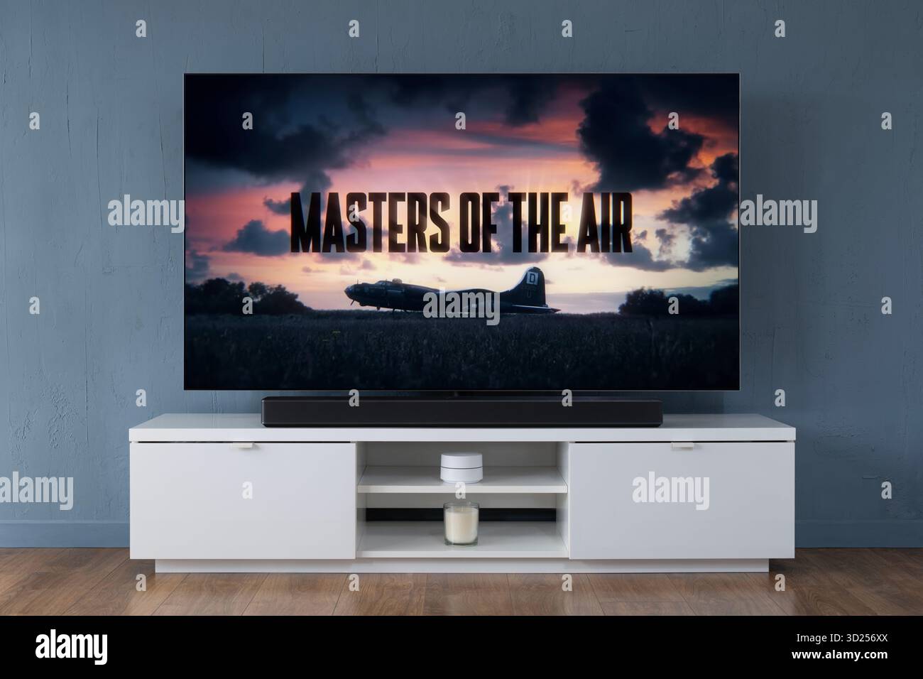 Téléviseur OLED grand écran montrant la scène d'introduction de la série télévisée Masters of the Air, vue dans un salon contemporain. Banque D'Images