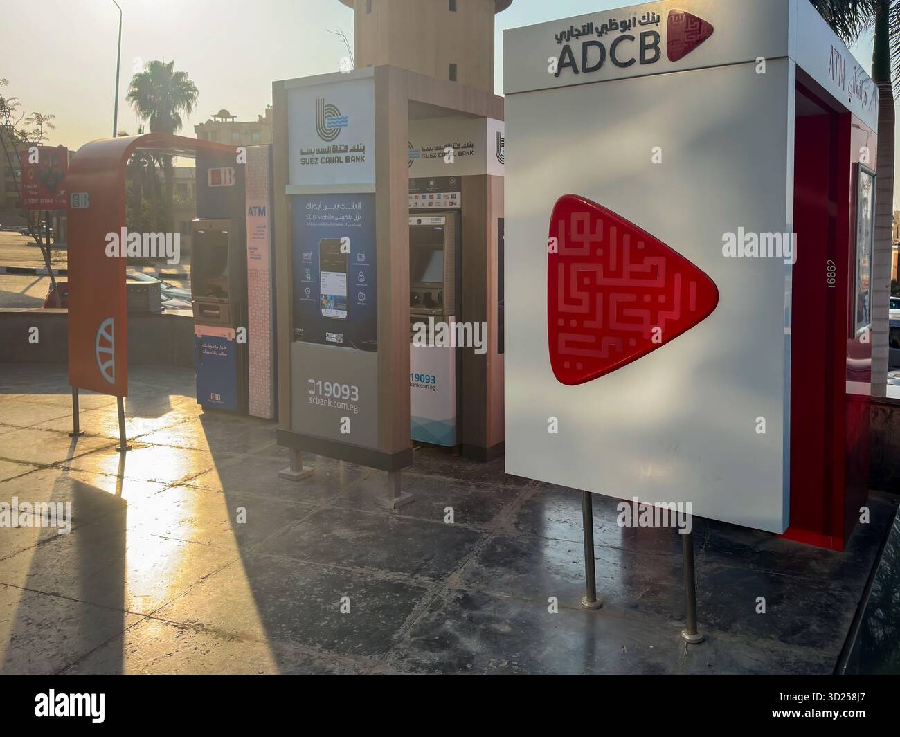Distributeurs automatiques de billets à Shorouk City le Caire, Egypte pour CIB commercial International Bank ADCB Abu Dhabi commercial Bank et Suez canal Bank au coucher du soleil - Image de stock capturée avec un smartphone