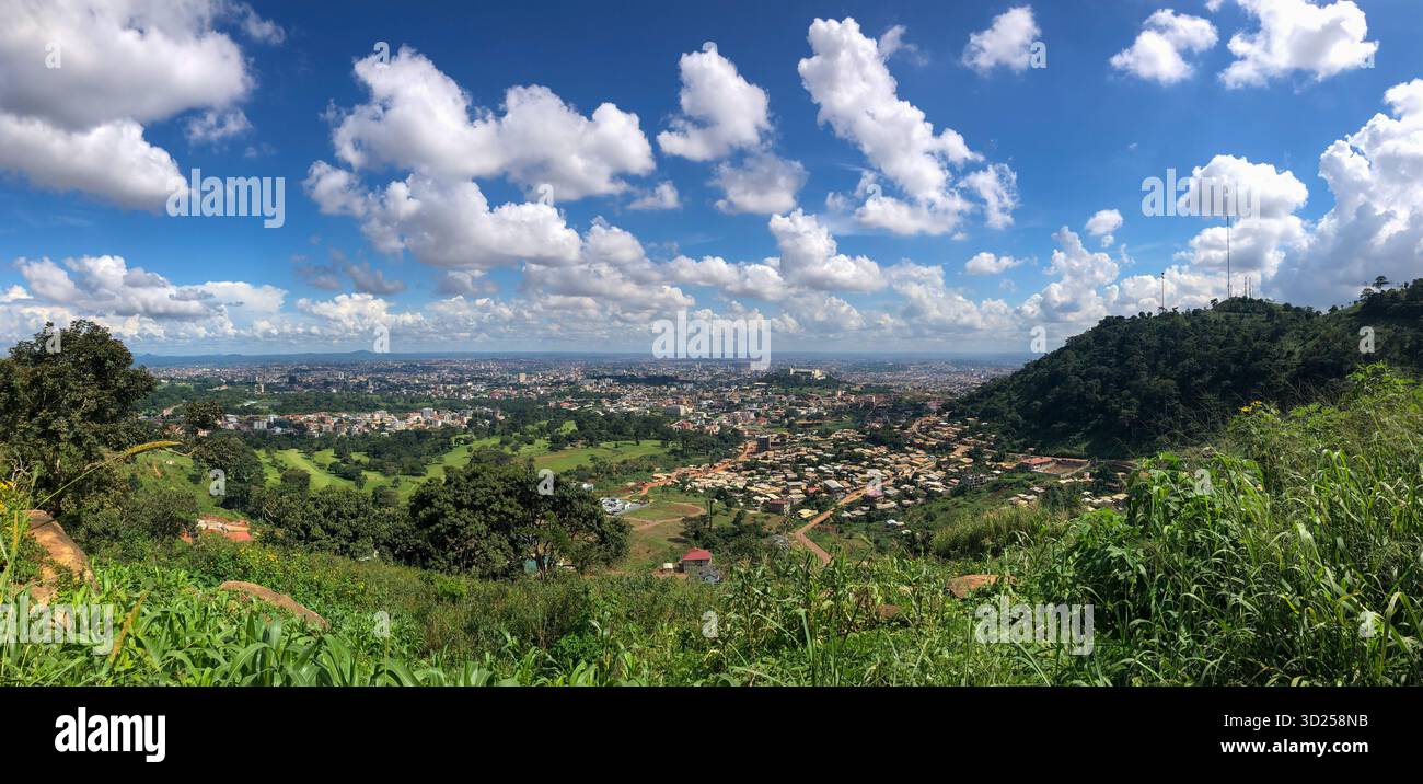 Vue de la ville de Yaoundé, Cameroun depuis le Mont Febe. La capitale est surnommée la ville des 7 collines. Banque D'Images