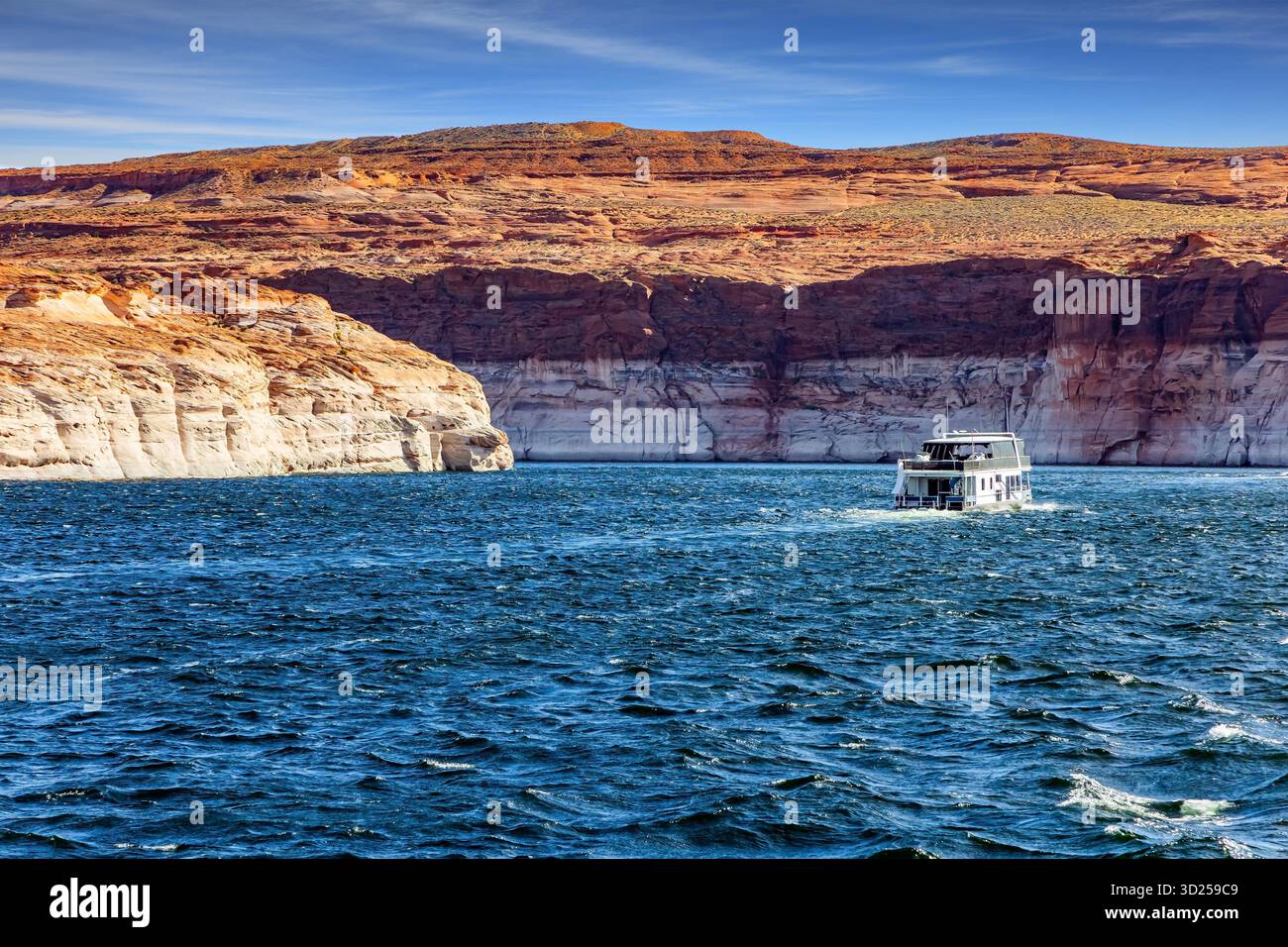 Magnifique promenade en bateau sur le lac Powell. L'eau remplit les pittoresques canyons sinueux. Le lac Powell est un réservoir artificiel. Journée chaude. L'eau du lac reflète le ciel bleu. Fleuve Colorado. ÉTATS-UNIS. Banque D'Images