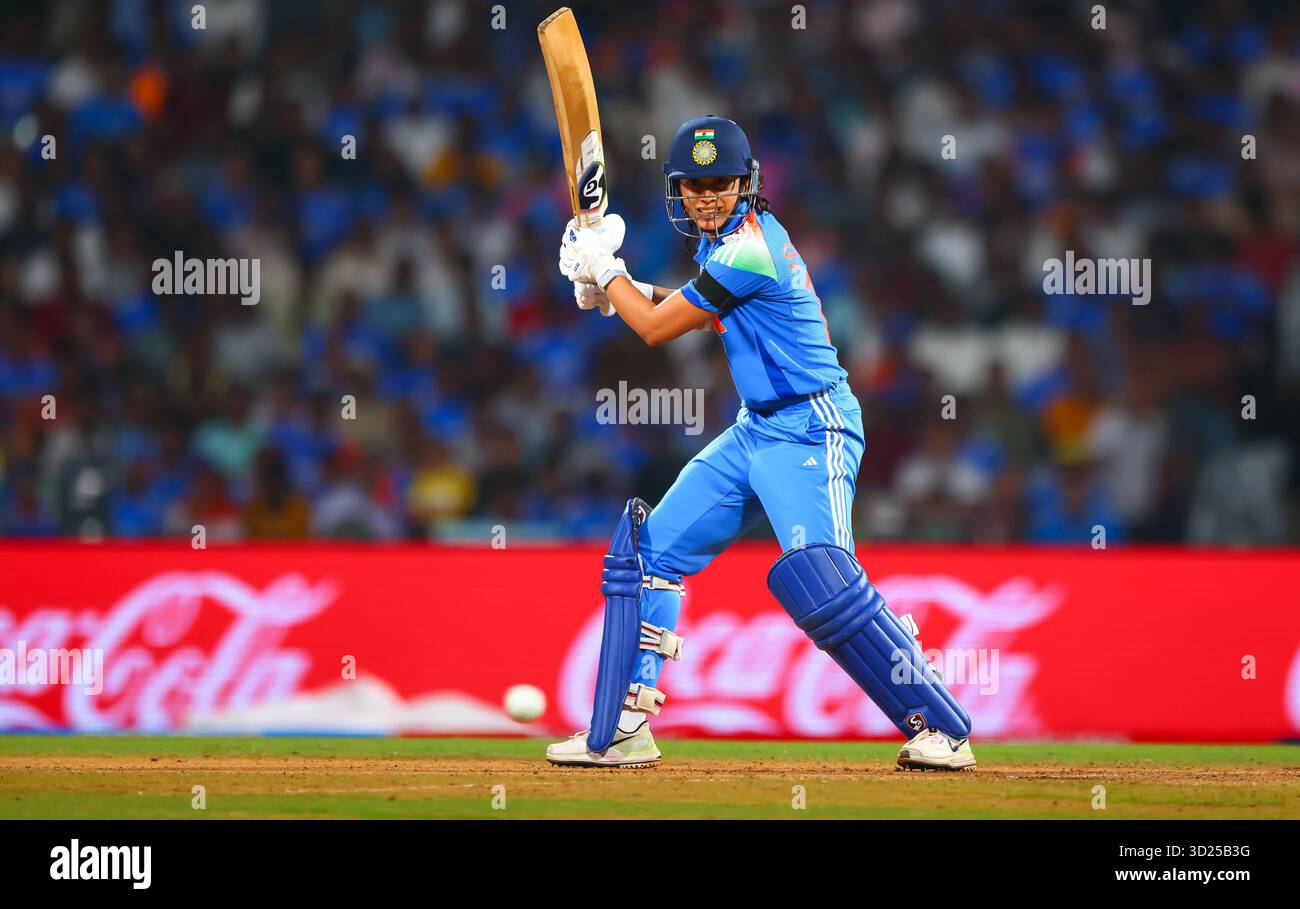 Smriti Mandhana de l'Inde lors du match de demi-finale de la Coupe du monde de cricket féminine de l'ICC, Inde vs Australie à la DD.Y. Patil Sports Academy, Navi Mumbai, Inde, 30 octobre 2025 (photo par Shubhajit Roy Karmakar/News images) Banque D'Images