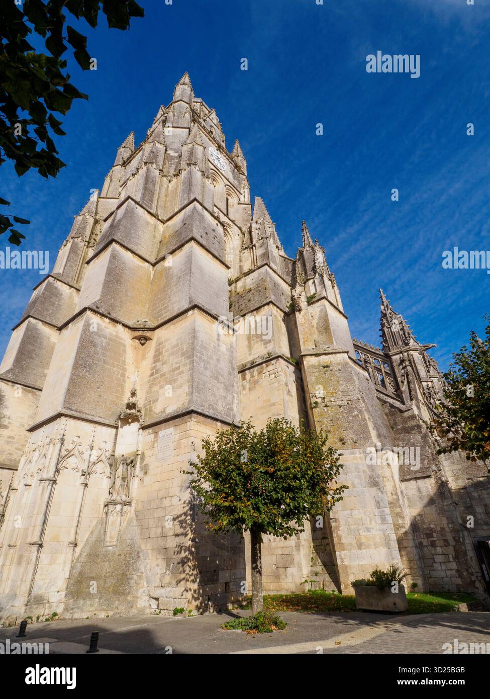 Cathédrale Saint-Pierre de Saintes, porche du clocher, vue du côté sud-ouest, Banque D'Images