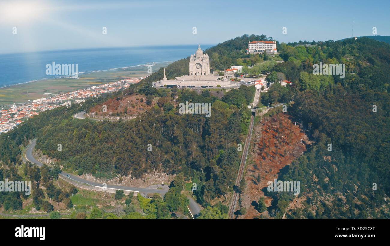Sanctuaire de Santa Luzia au sommet d'une colline à Viana do Castelo Portugal avec l'architecture de la ville côtière de l'océan Atlantique paysage pittoresque de la lumière du soleil de forêt Banque D'Images