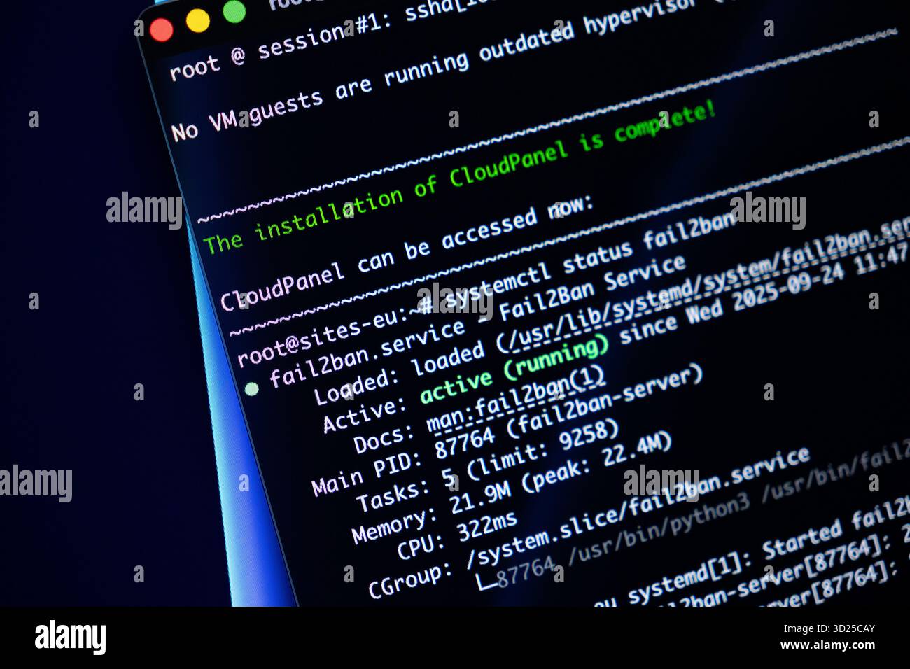 Poznan, Pologne - 24 septembre 2025 : écran numérique montrant la sortie de ligne de commande pour l'administration du serveur, mettant en évidence la configuration de CloudPanel et l'fa active Banque D'Images