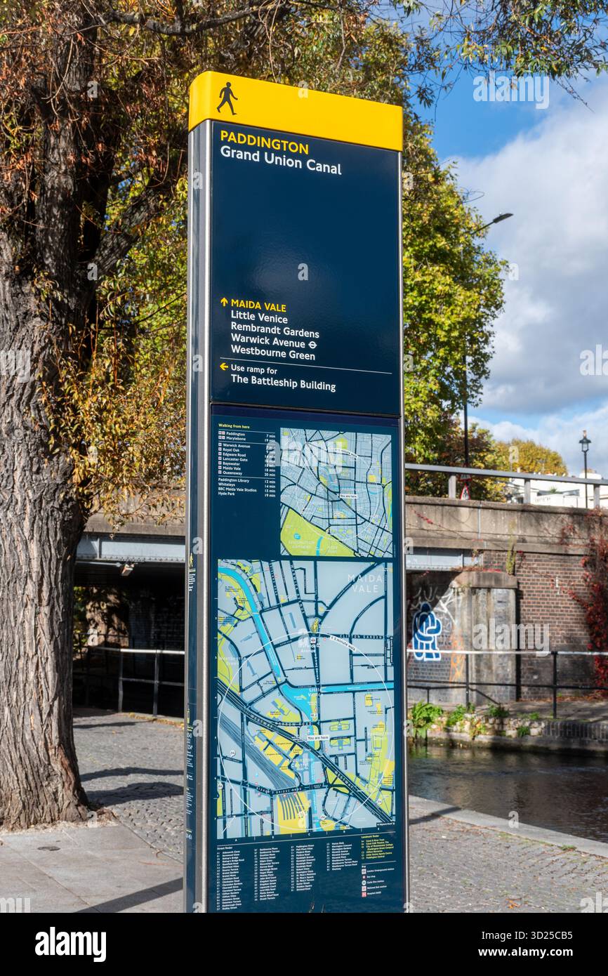 Panneau d'information touristique et carte à Paddington à côté du Grand Union canal, Londres, Angleterre, Royaume-Uni, pointant vers Maida Vale et Little Venice Banque D'Images
