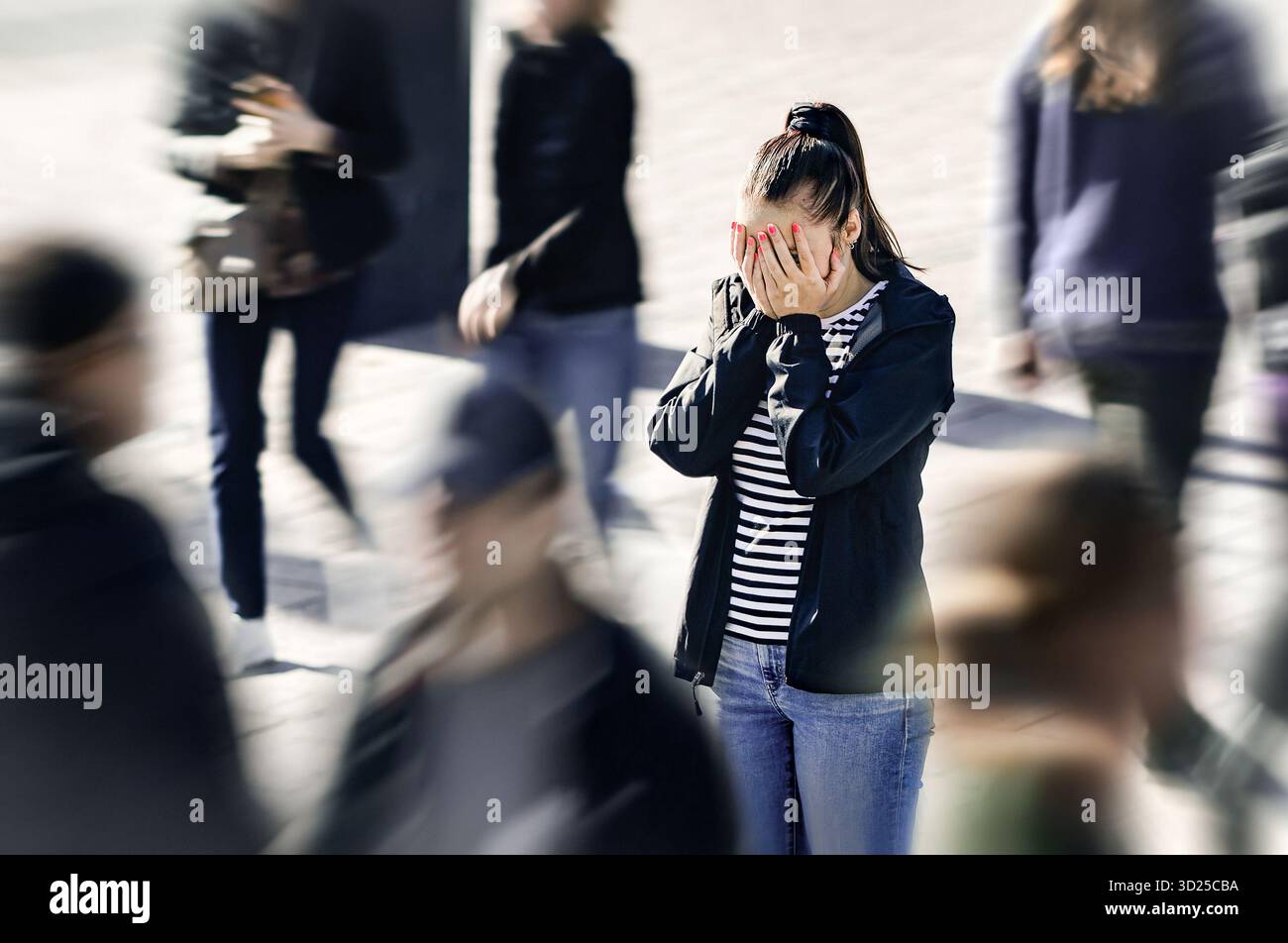 Stress, anxiété, crise de panique ou peur. Trouble de santé mentale. Femme déprimée en public. Foule de gens. Schizophrénie ou phobie. Banque D'Images