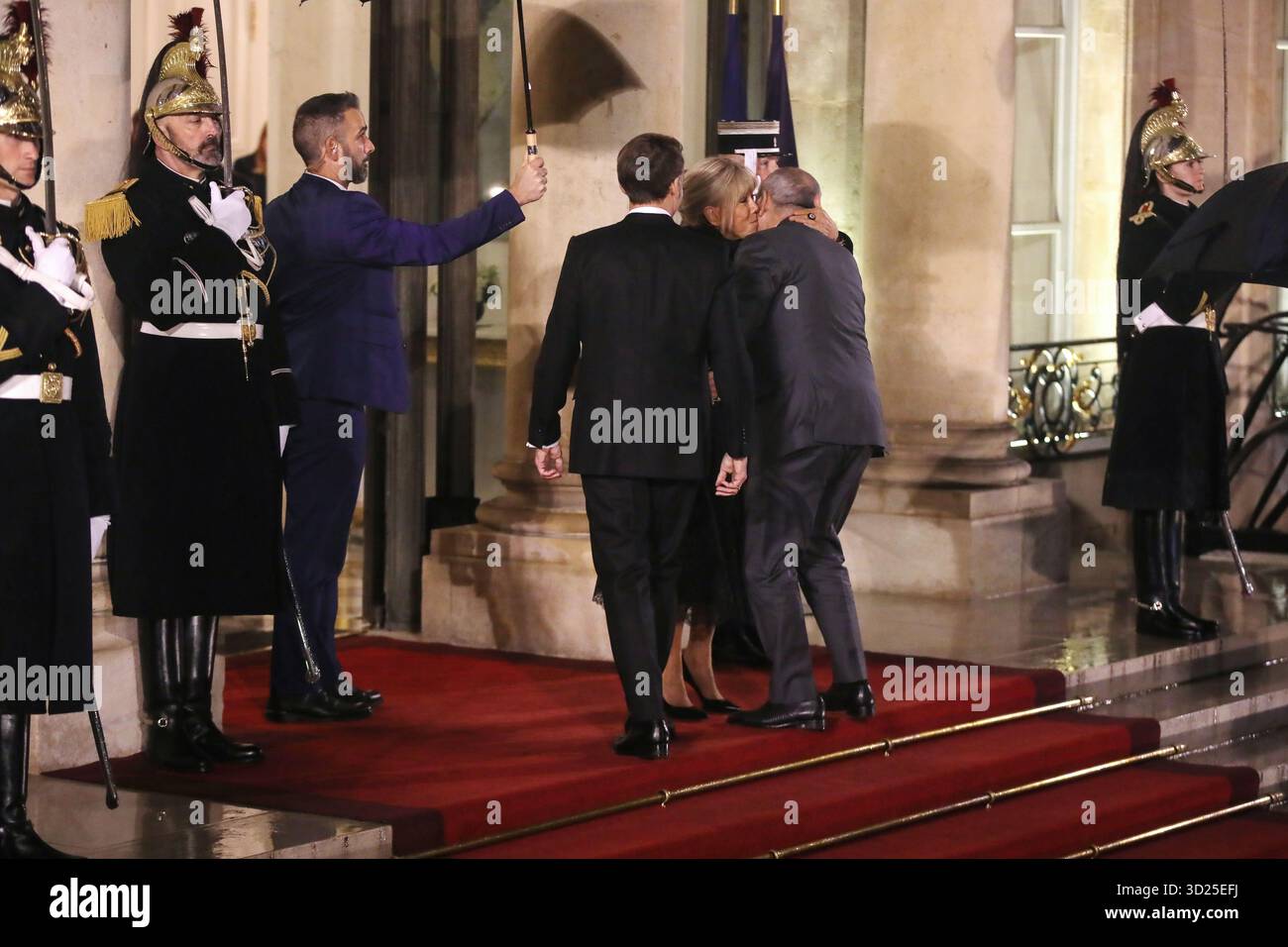 Paris, France, mercredi 29 octobre 2025, le premier ministre arménien Nikol Pashinyan pose avec le président français Emmanuel Macron et son épouse Brigitte Macron lors du dîner au Palais de l'Elysée dans le cadre du Forum de paix de Paris au Palais de l'Elysée à Paris. Crédit : François Loock/ Alamy Live News Banque D'Images