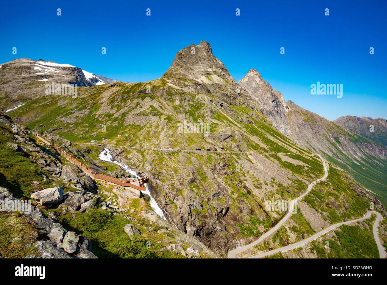 Route de montagne Trollstigen en Norvège - célèbre route serpentine avec des virages spectaculaires en épingle à cheveux, des falaises abruptes et un paysage pittoresque magnifique dans le Romsdal Banque D'Images