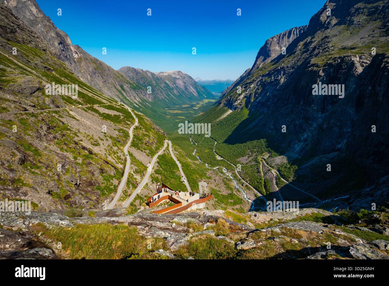 Route de montagne Trollstigen en Norvège - célèbre route serpentine avec des virages spectaculaires en épingle à cheveux, des falaises abruptes et un paysage pittoresque magnifique dans le Romsdal Banque D'Images