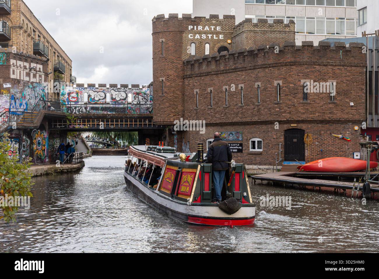 Les gens appréciant une excursion en bateau sur le Regents canal approchant le Château Pirate, Camden Town, Londres, Angleterre, Royaume-Uni Banque D'Images