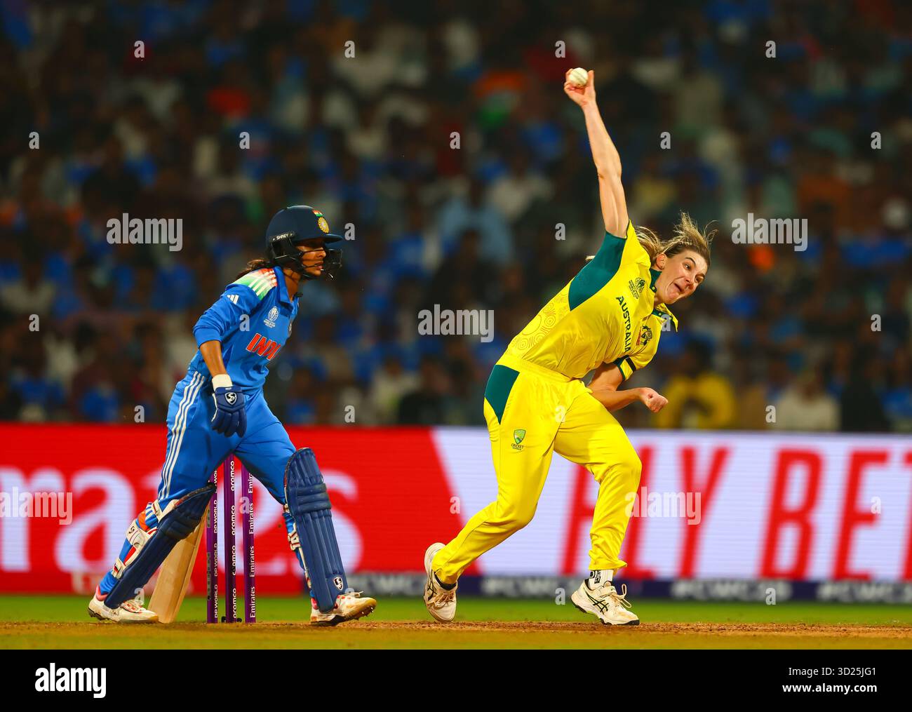 Annabel Sutherland de l'Australie lors du match de demi-finale de la Coupe du monde de cricket féminine de l'ICC, Inde vs Australie à la DD.Y. Patil Sports Academy, Navi Mumbai, Inde, 30 octobre 2025 (photo par Shubhajit Roy Karmakar/News images) Banque D'Images