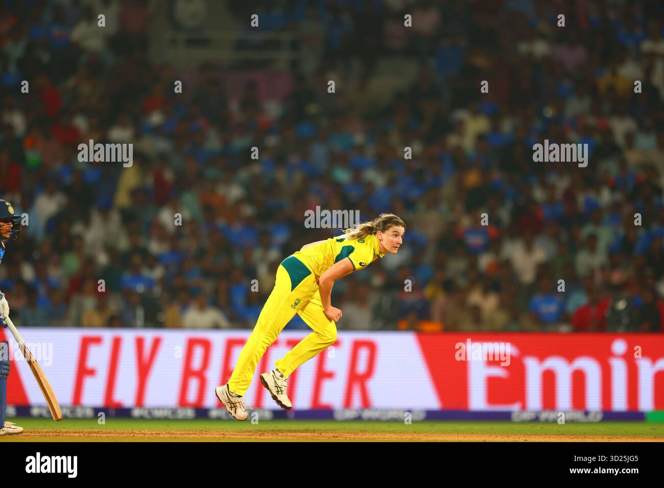 Annabel Sutherland de l'Australie lors du match de demi-finale de la Coupe du monde de cricket féminine de l'ICC, Inde vs Australie à la DD.Y. Patil Sports Academy, Navi Mumbai, Inde, 30 octobre 2025 (photo par Shubhajit Roy Karmakar/News images) Banque D'Images