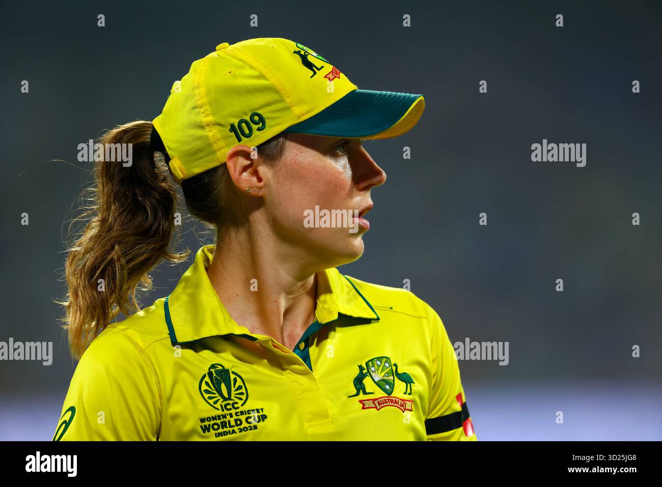 Ellyse Perry de l'Australie pendant le match de demi-finale de la Coupe du monde de cricket féminine de l'ICC, Inde vs Australie à la DocD.Y. Patil Sports Academy, Navi Mumbai, Inde, 30 octobre 2025 (photo par Shubhajit Roy Karmakar/News images) Banque D'Images