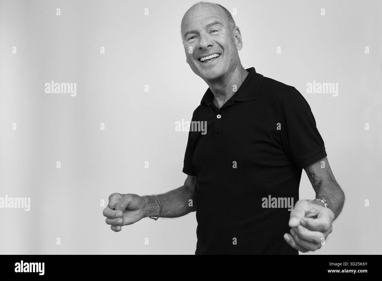 LASSE HOLM, LÉGENDE DE LA MUSIQUE SUÉDOISE, PORTRAIT, 2017 : chanteur et compositeur suédois légendaire Lasse Holm. Photographie : Rob Watkins. INFO : Lasse Holm est un chanteur, auteur-compositeur et compositeur suédois, né en 1943. Son groupe des années 60 joue en soutien aux Beatles lors de leur tournée suédoise en 1964 au Johanneshovs Isstadion. Plus tard, il a été renommé pour son travail dans la musique pop et schlager, il a écrit de nombreux tubes Melodifestivalen et des entrées Eurovision, y compris « Bra vibrationer » et « Eloise », devenant une figure bien-aimée de la culture populaire suédoise. Banque D'Images