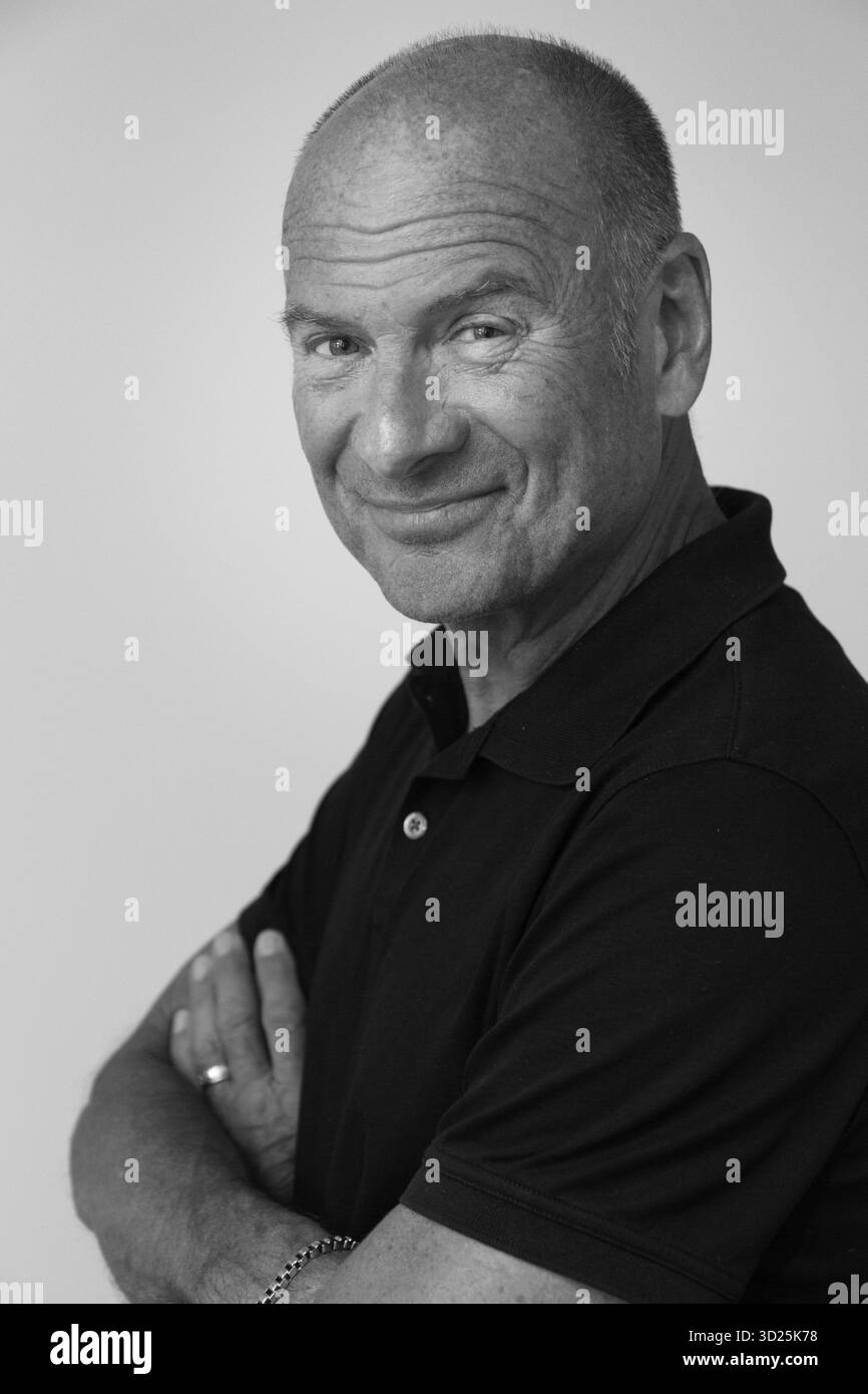 LASSE HOLM, LÉGENDE DE LA MUSIQUE SUÉDOISE, PORTRAIT, 2017 : chanteur et compositeur suédois légendaire Lasse Holm. Photographie : Rob Watkins. INFO : Lasse Holm est un chanteur, auteur-compositeur et compositeur suédois, né en 1943. Son groupe des années 60 joue en soutien aux Beatles lors de leur tournée suédoise en 1964 au Johanneshovs Isstadion. Plus tard, il a été renommé pour son travail dans la musique pop et schlager, il a écrit de nombreux tubes Melodifestivalen et des entrées Eurovision, y compris « Bra vibrationer » et « Eloise », devenant une figure bien-aimée de la culture populaire suédoise. Banque D'Images