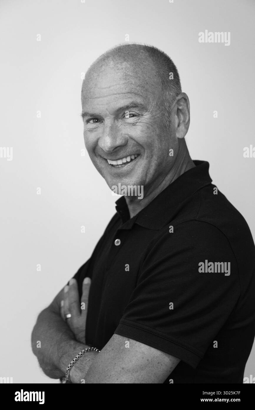 LASSE HOLM, LÉGENDE DE LA MUSIQUE SUÉDOISE, PORTRAIT, 2017 : chanteur et compositeur suédois légendaire Lasse Holm. Photographie : Rob Watkins. INFO : Lasse Holm est un chanteur, auteur-compositeur et compositeur suédois, né en 1943. Son groupe des années 60 joue en soutien aux Beatles lors de leur tournée suédoise en 1964 au Johanneshovs Isstadion. Plus tard, il a été renommé pour son travail dans la musique pop et schlager, il a écrit de nombreux tubes Melodifestivalen et des entrées Eurovision, y compris « Bra vibrationer » et « Eloise », devenant une figure bien-aimée de la culture populaire suédoise. Banque D'Images
