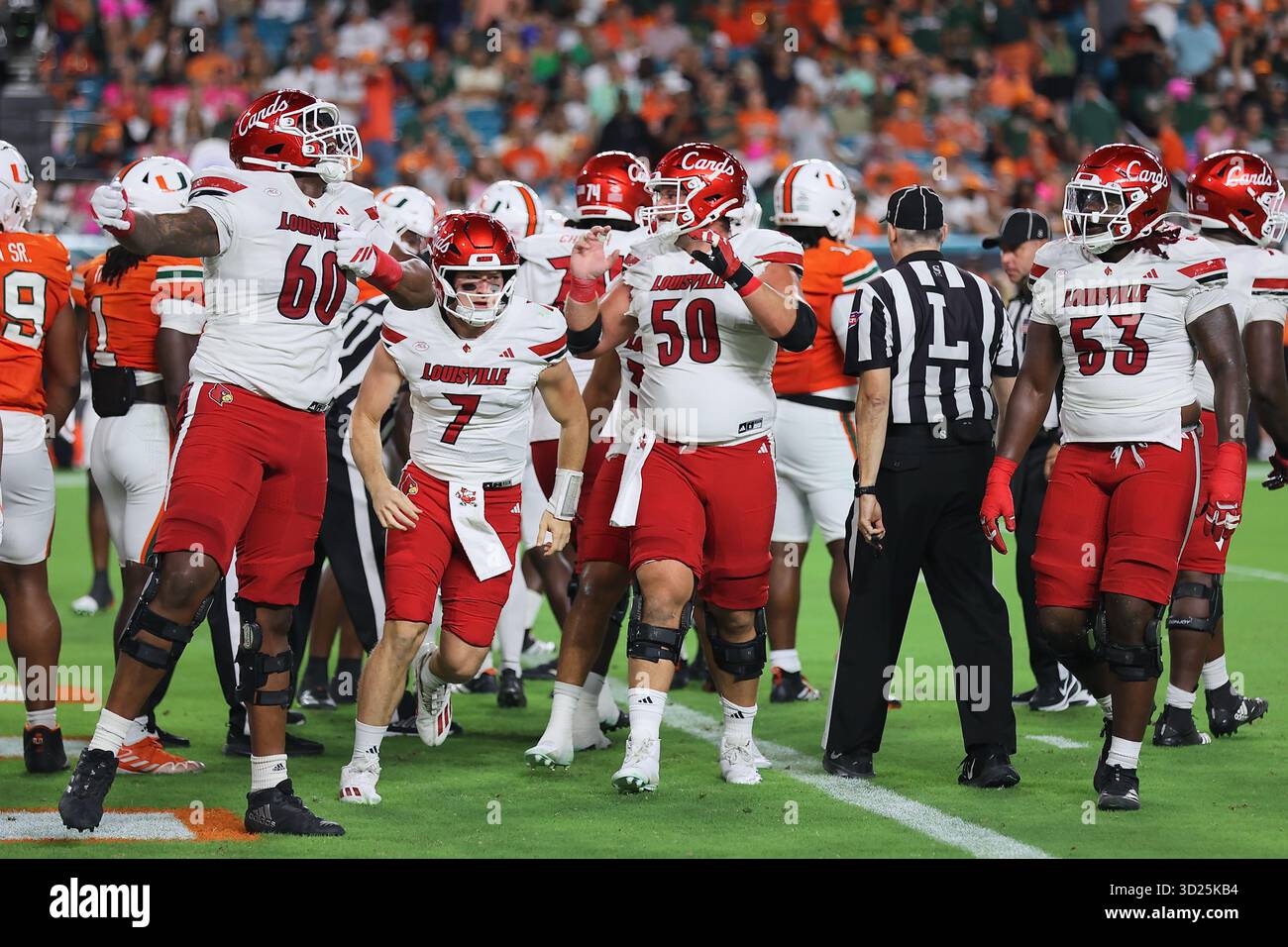 Rasheed Miller (60), quarterback Miller (7), Pete Nygra (50), joueur de ligne offensif des Cardinals de Louisville célèbrent un touchdown à Ha Banque D'Images