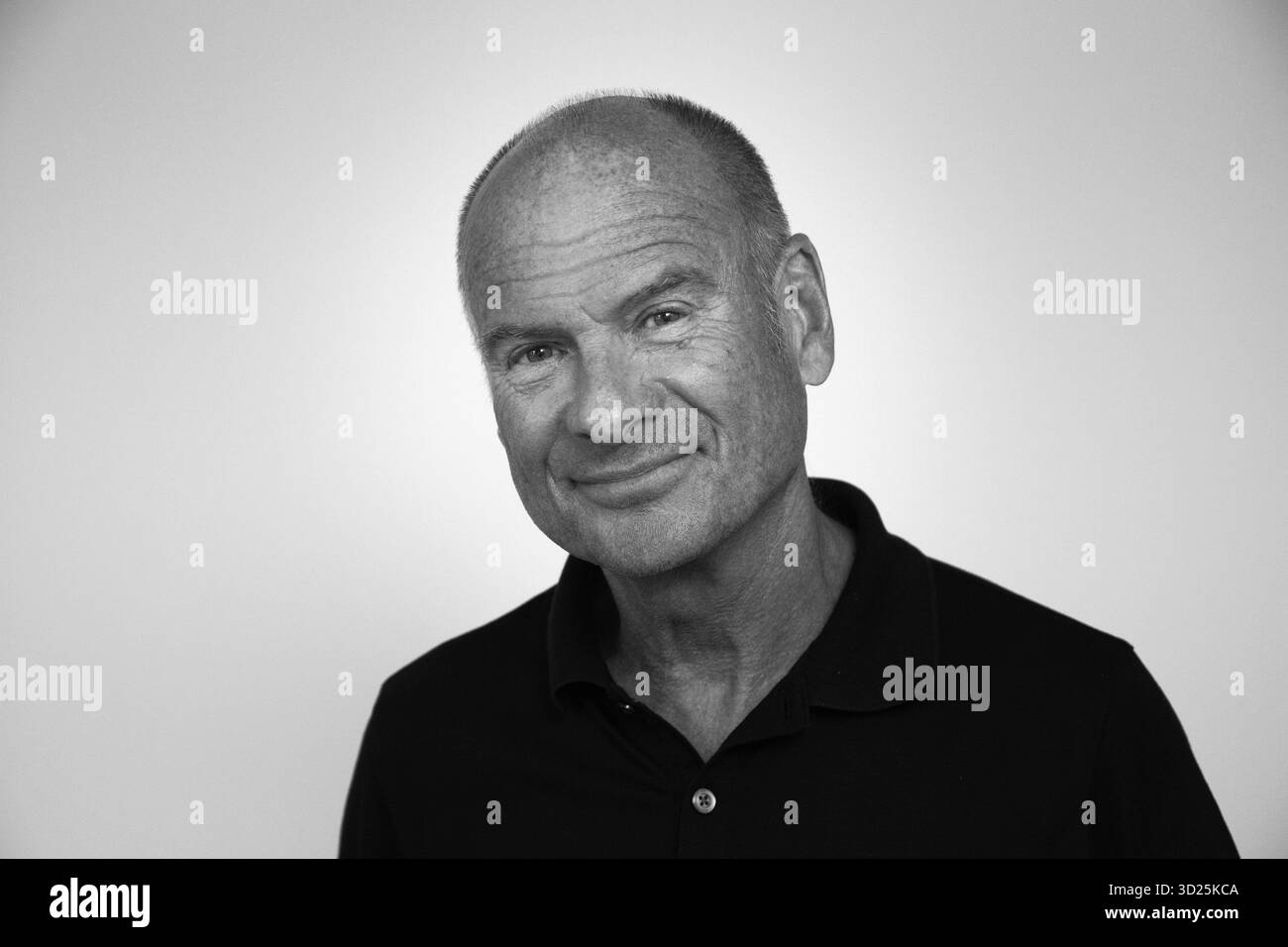 LASSE HOLM, LÉGENDE DE LA MUSIQUE SUÉDOISE, PORTRAIT, 2017 : chanteur et compositeur suédois légendaire Lasse Holm. Photographie : Rob Watkins. INFO : Lasse Holm est un chanteur, auteur-compositeur et compositeur suédois, né en 1943. Son groupe des années 60 joue en soutien aux Beatles lors de leur tournée suédoise en 1964 au Johanneshovs Isstadion. Plus tard, il a été renommé pour son travail dans la musique pop et schlager, il a écrit de nombreux tubes Melodifestivalen et des entrées Eurovision, y compris « Bra vibrationer » et « Eloise », devenant une figure bien-aimée de la culture populaire suédoise. Banque D'Images