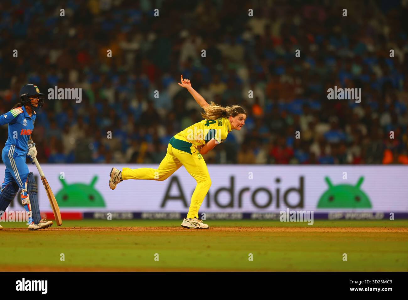 Navi Mumbai, Inde. 30 octobre 2025. Annabel Sutherland de l'Australie lors du match de demi-finale de la Coupe du monde de cricket féminine de l'ICC, Inde vs Australie à la DD.Y. Patil Sports Academy, Navi Mumbai, Inde, 30 octobre 2025 (photo par Shubhajit Roy Karmakar/News images) à Navi Mumbai, Inde le 30/10/2025. (Photo de Shubhajit Roy Karmakar/News images/Sipa USA) crédit : Sipa USA/Alamy Live News Banque D'Images
