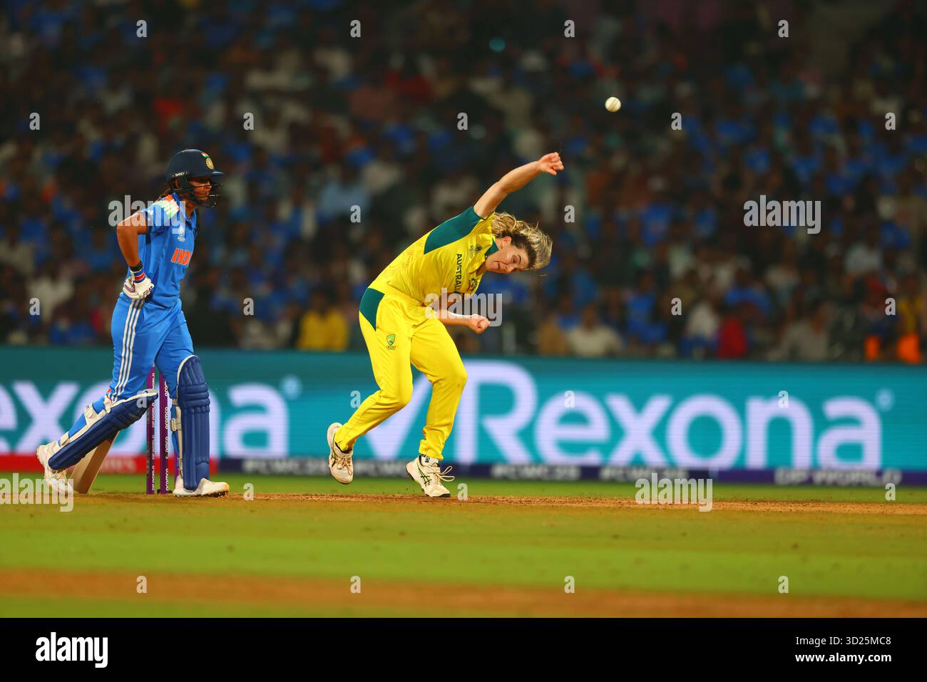 Navi Mumbai, Inde. 30 octobre 2025. Annabel Sutherland de l'Australie lors du match de demi-finale de la Coupe du monde de cricket féminine de l'ICC, Inde vs Australie à la DD.Y. Patil Sports Academy, Navi Mumbai, Inde, 30 octobre 2025 (photo par Shubhajit Roy Karmakar/News images) à Navi Mumbai, Inde le 30/10/2025. (Photo de Shubhajit Roy Karmakar/News images/Sipa USA) crédit : Sipa USA/Alamy Live News Banque D'Images