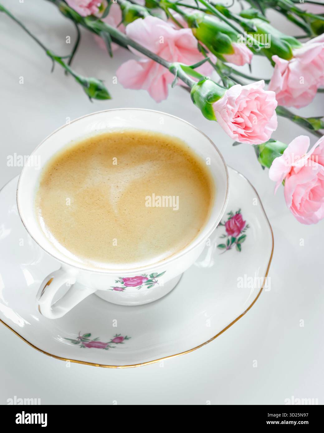 Tasse élégante de café frais des fêtes avec œillets roses. Concepts de la vie lente, petits déjeuners romantiques, Saint Valentin, amour, date, et des vies féminines Banque D'Images