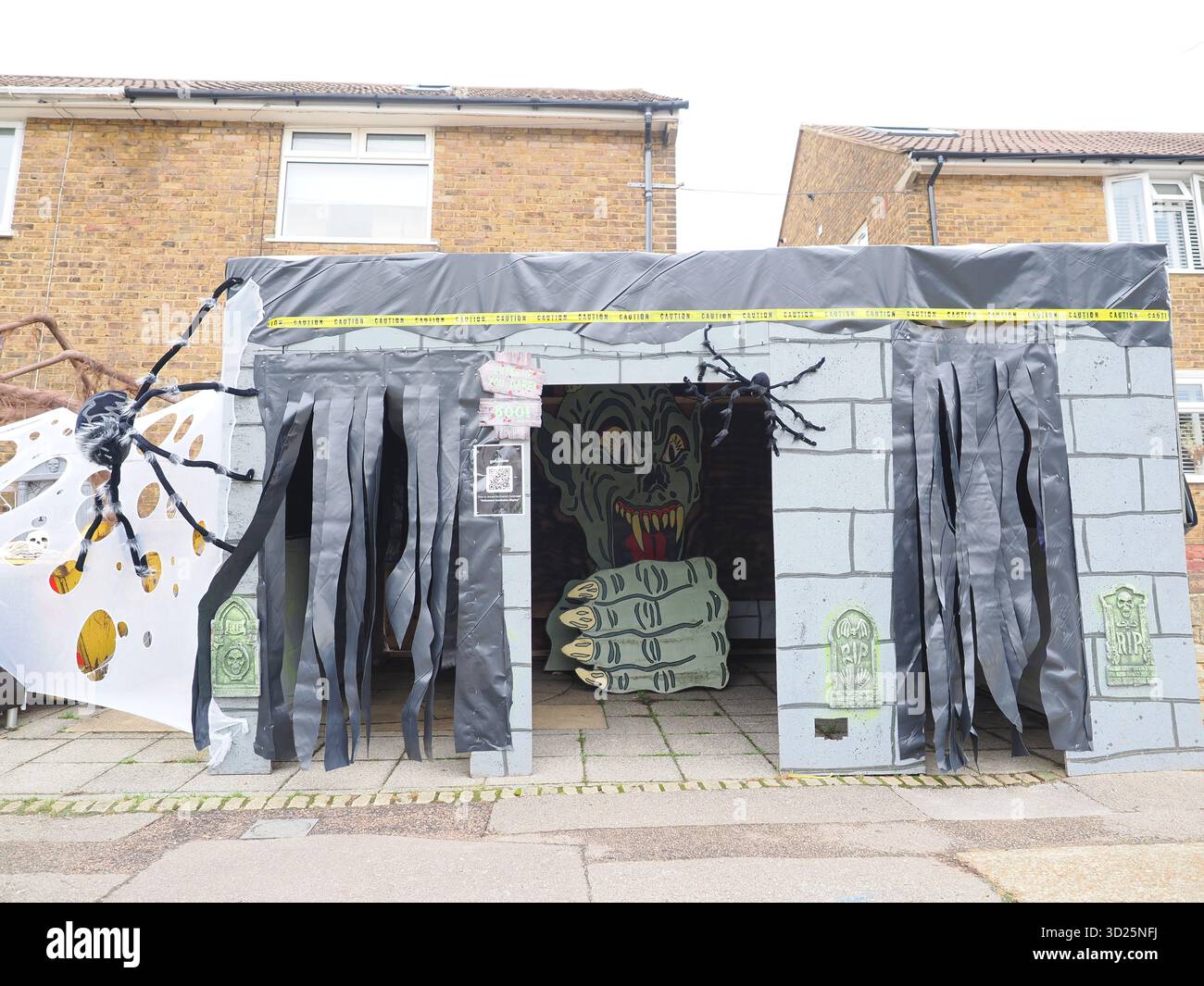 Gillingham, Kent, Royaume-Uni. 30 octobre 2025. Une maison d'Halloween effrayante-taculaire avec une araignée géante comme pièce maîtresse vue dans Lower Twdall Ln, Gillingham. L'exposition est par la famille Murphy qui amasse des fonds pour la dystrophie musculaire. Crédit : James Bell/Alamy Live News Banque D'Images