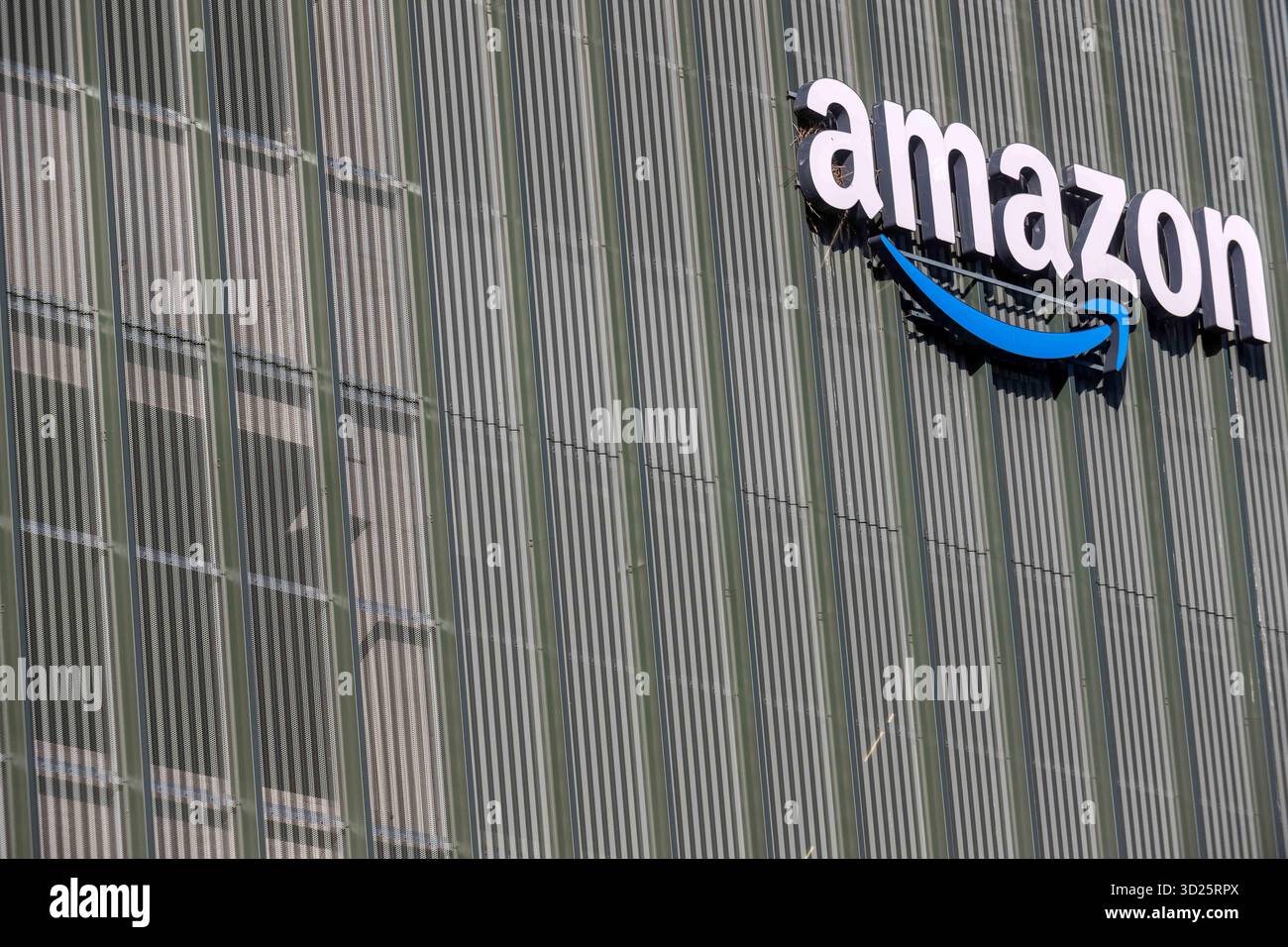 Anvers, Belgique. 30 octobre 2025. L'illustration montre le logo Amazon sur le bâtiment d'Amazon Logistics, à Anvers, le jeudi 30 octobre 2025. BELGA PHOTO JONAS ROOSENS crédit : Belga News Agency/Alamy Live News Banque D'Images
