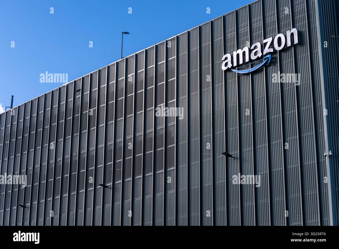 Anvers, Belgique. 30 octobre 2025. L'illustration montre le logo Amazon sur le bâtiment d'Amazon Logistics, à Anvers, le jeudi 30 octobre 2025. BELGA PHOTO JONAS ROOSENS crédit : Belga News Agency/Alamy Live News Banque D'Images