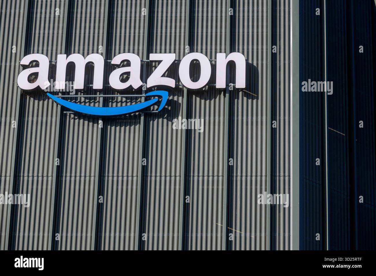 Anvers, Belgique. 30 octobre 2025. L'illustration montre le logo Amazon sur le bâtiment d'Amazon Logistics, à Anvers, le jeudi 30 octobre 2025. BELGA PHOTO JONAS ROOSENS crédit : Belga News Agency/Alamy Live News Banque D'Images