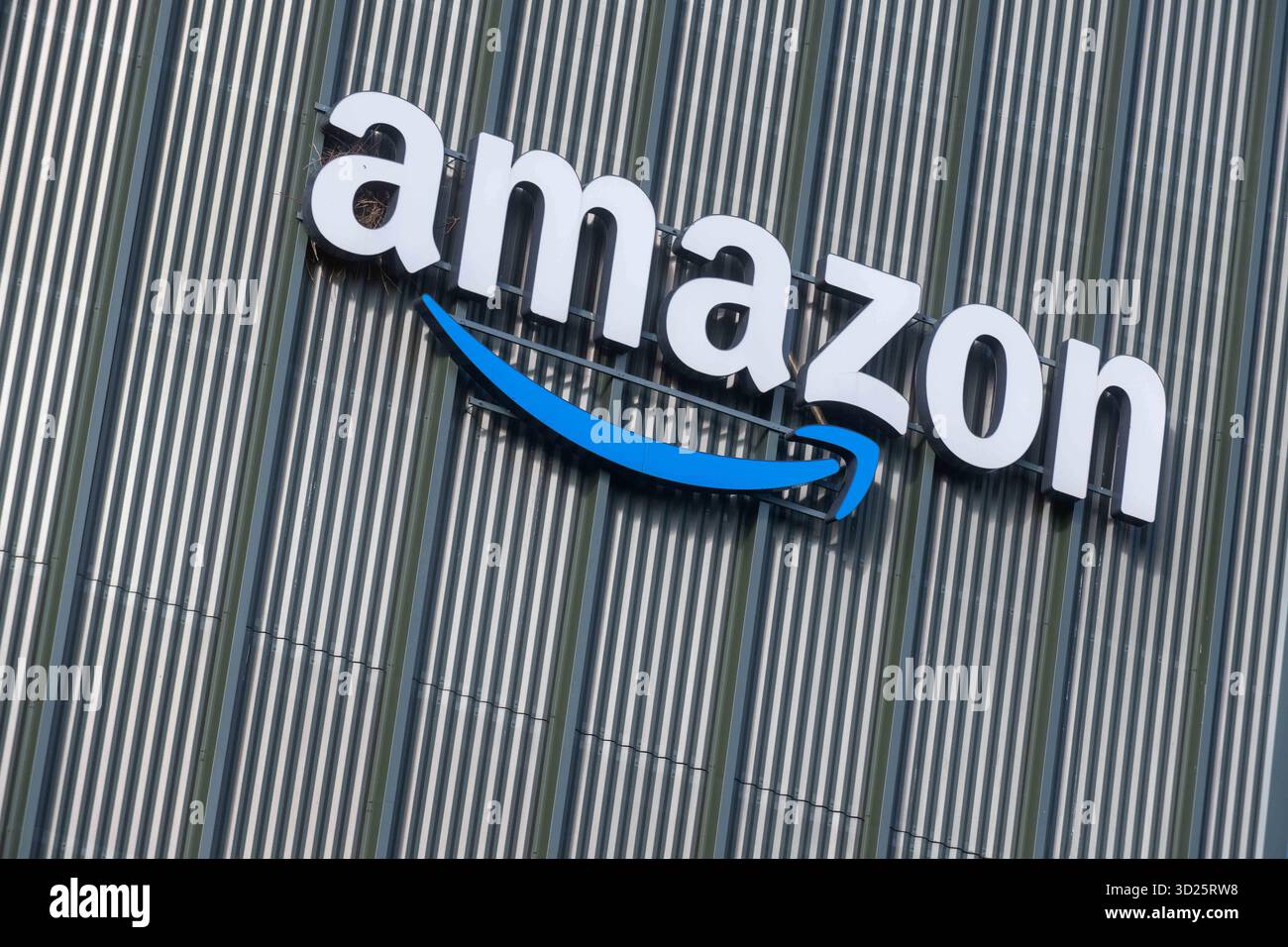 Anvers, Belgique. 30 octobre 2025. L'illustration montre le logo Amazon sur le bâtiment d'Amazon Logistics, à Anvers, le jeudi 30 octobre 2025. BELGA PHOTO JONAS ROOSENS crédit : Belga News Agency/Alamy Live News Banque D'Images