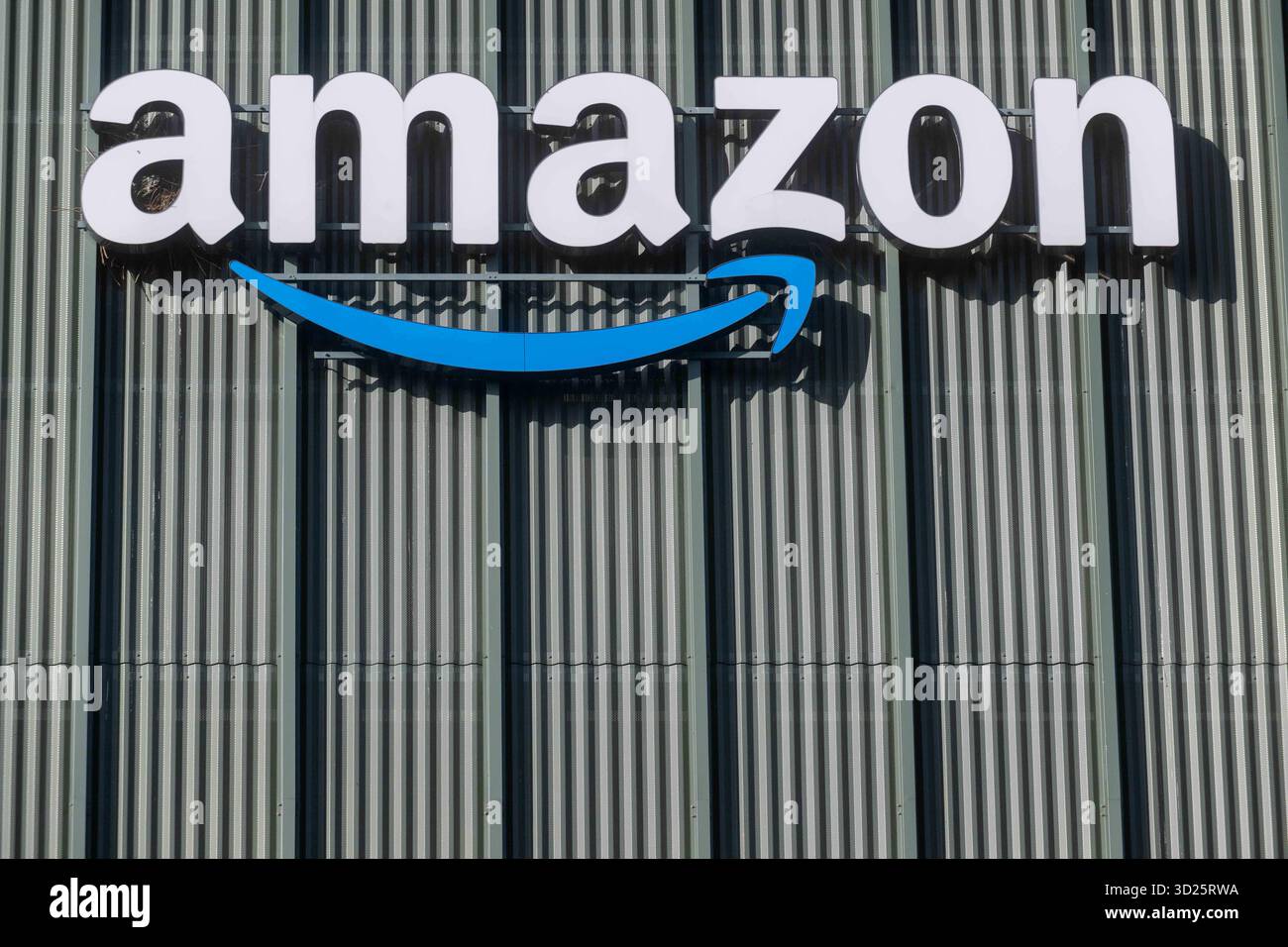 Anvers, Belgique. 30 octobre 2025. L'illustration montre le logo Amazon sur le bâtiment d'Amazon Logistics, à Anvers, le jeudi 30 octobre 2025. BELGA PHOTO JONAS ROOSENS crédit : Belga News Agency/Alamy Live News Banque D'Images