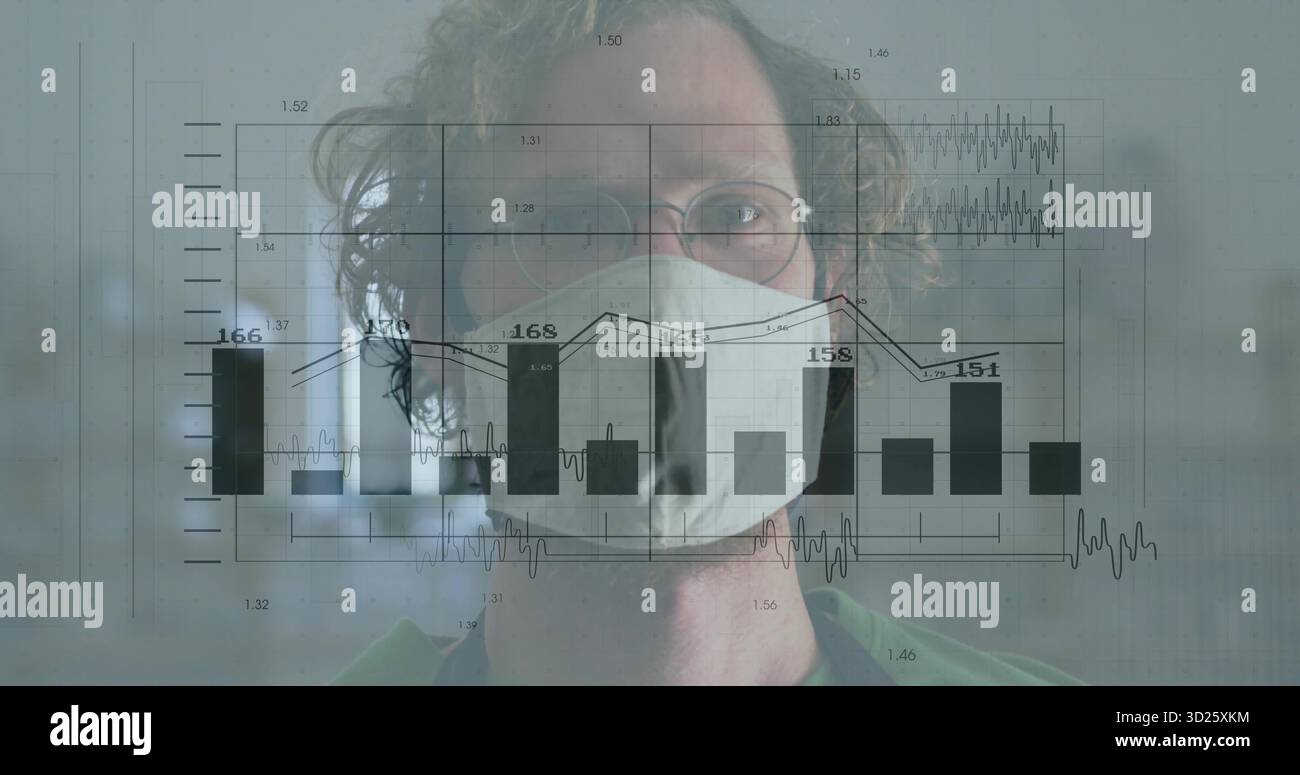 Médecin debout portant des gommages verts, masque chirurgical et lunettes à l'hôpital, avec superposition de données Banque D'Images