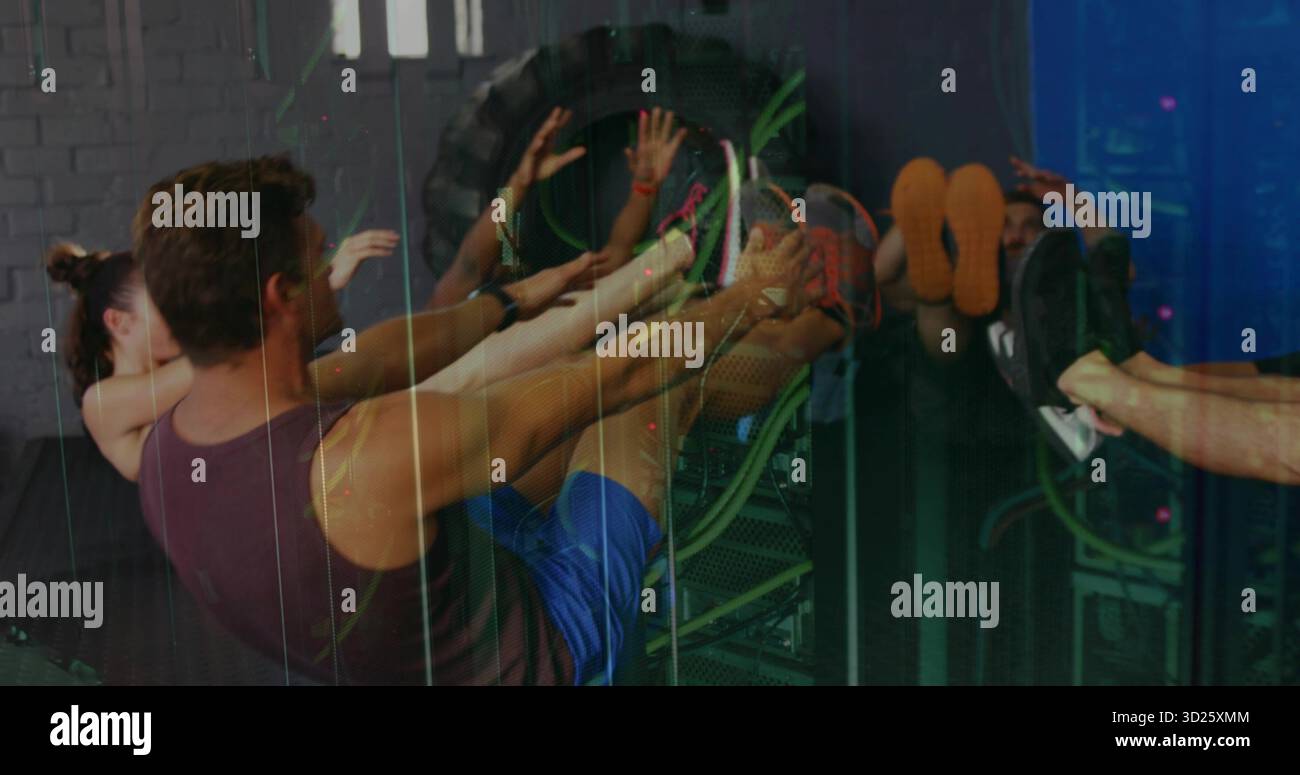 Amis effectuant des levées de jambe sur des bancs dans la salle de gym portant des vêtements de sport avec pneu de tracteur, espace de copie Banque D'Images