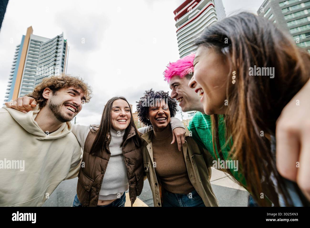 Jeune groupe multiracial d'amis étudiants riant ensemble dehors Banque D'Images