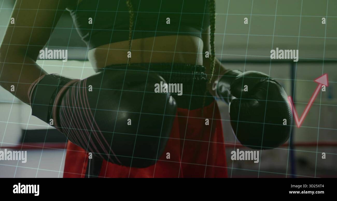 Boxer femelle levant les poings portant des gants noirs, troncs rouges dans l'anneau, superposition de grille verte, flèche rose Banque D'Images