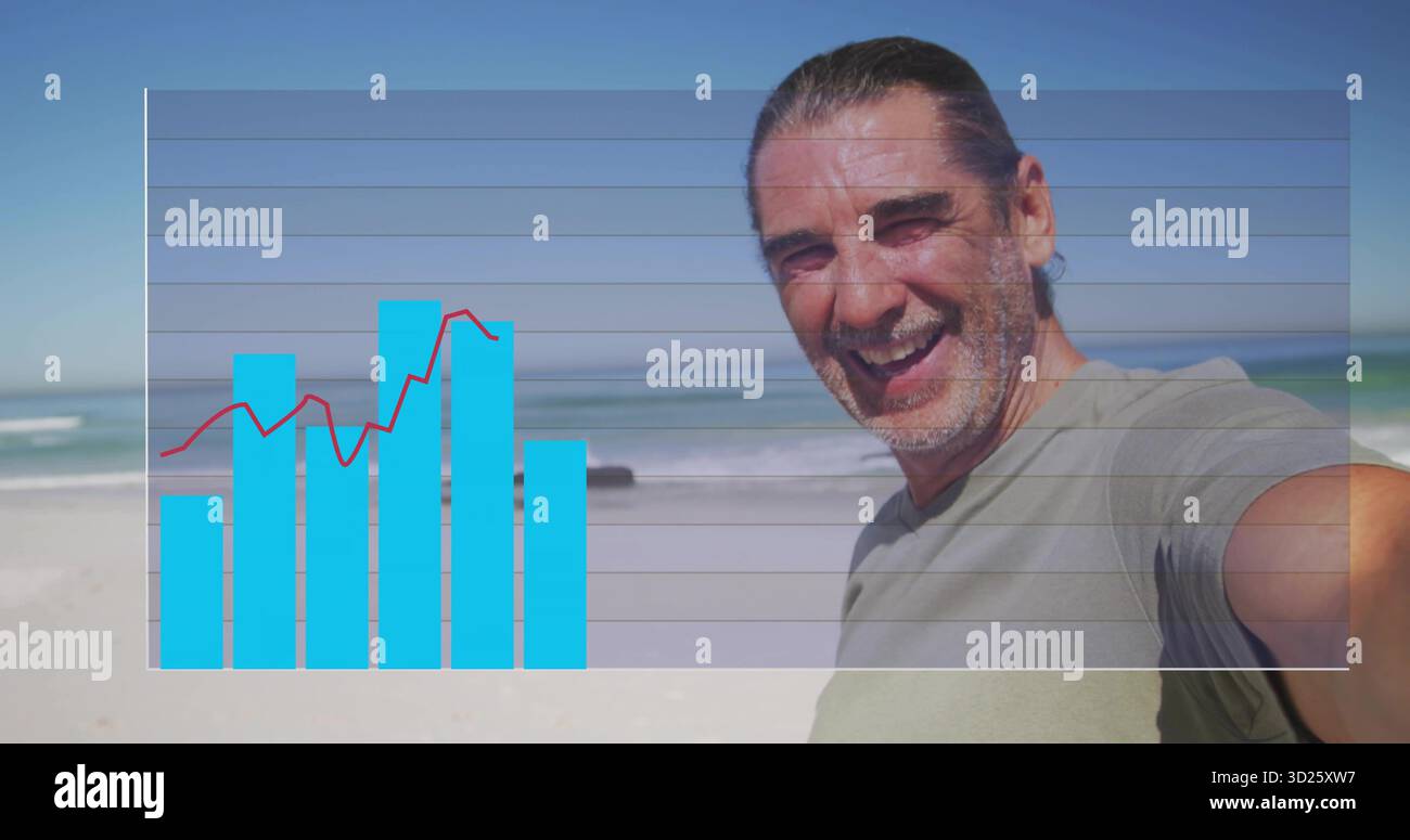 Sourire mâle mature tenant smartphone pour selfie de plage avec vagues de l'océan, superposition de carte, espace de copie Banque D'Images